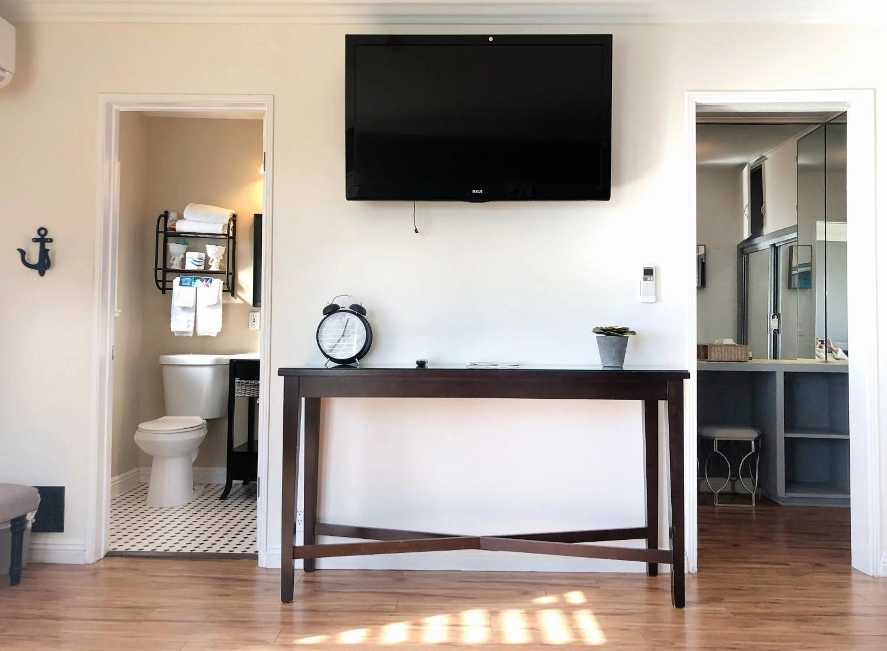 Living room in Seaside Laguna Inn & Suites