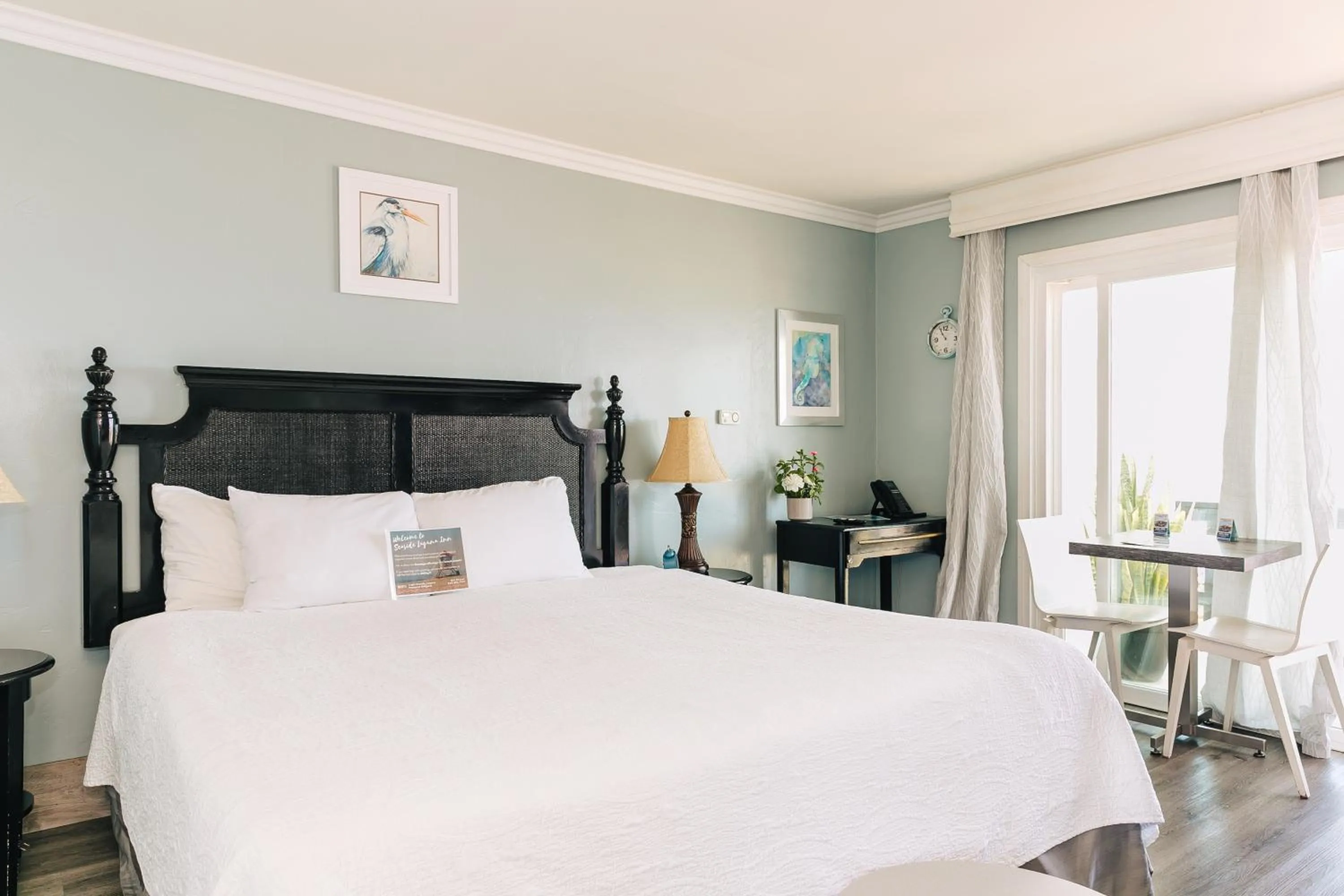 Bed in Seaside Laguna Inn & Suites