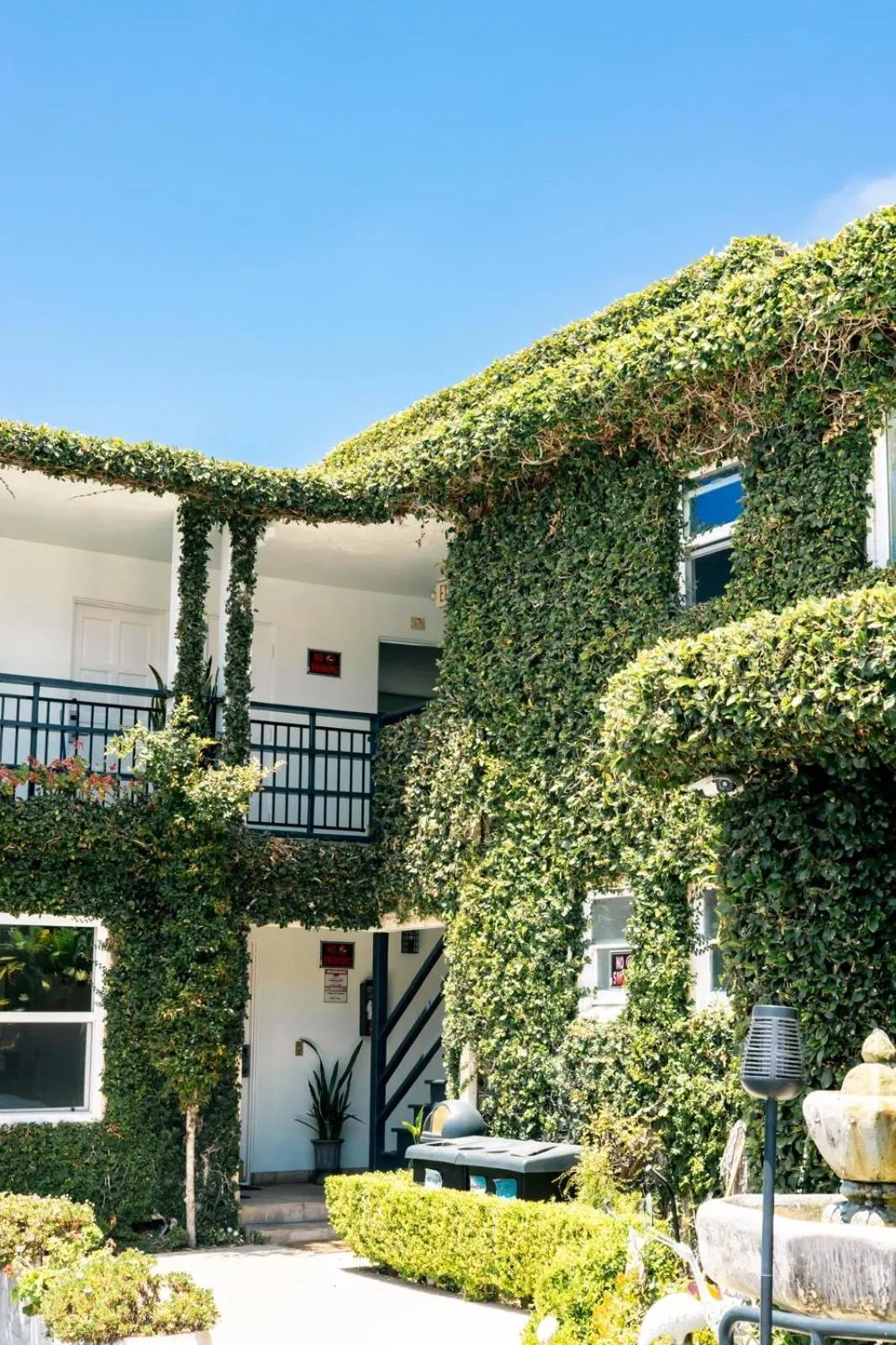 Property building in Seaside Laguna Inn & Suites