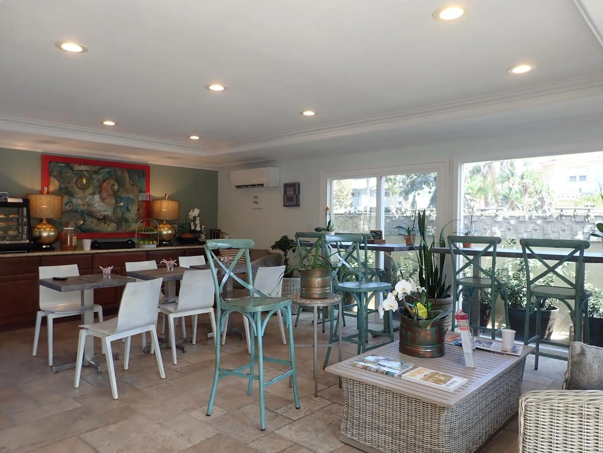 Living room in Seaside Laguna Inn & Suites