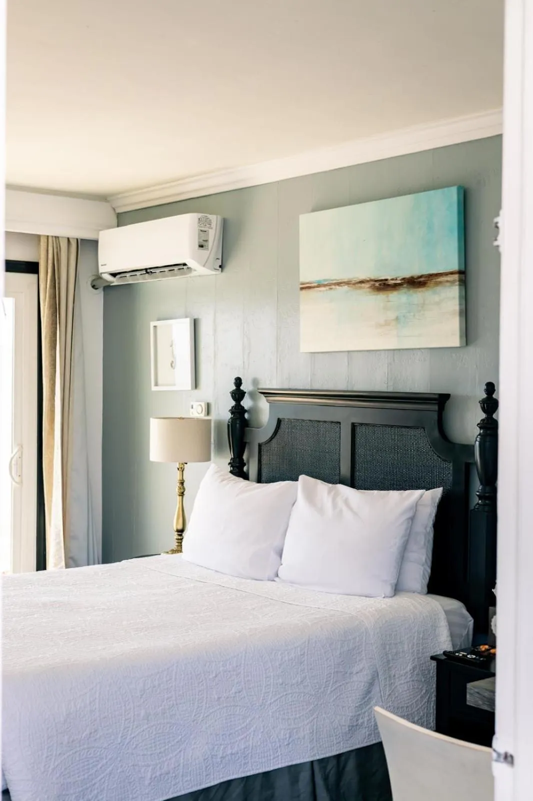 Bed in Seaside Laguna Inn & Suites