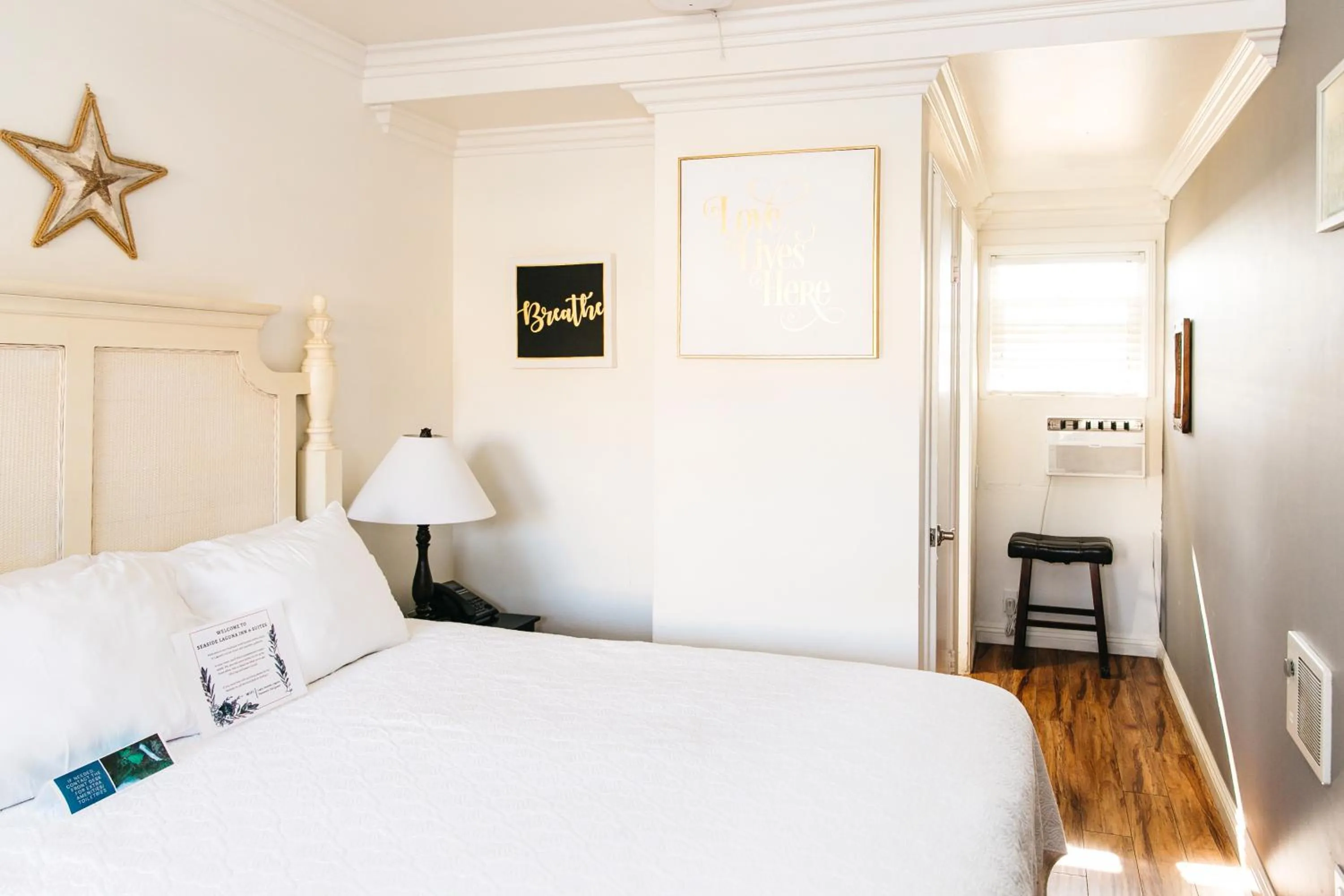 Bed in Seaside Laguna Inn & Suites