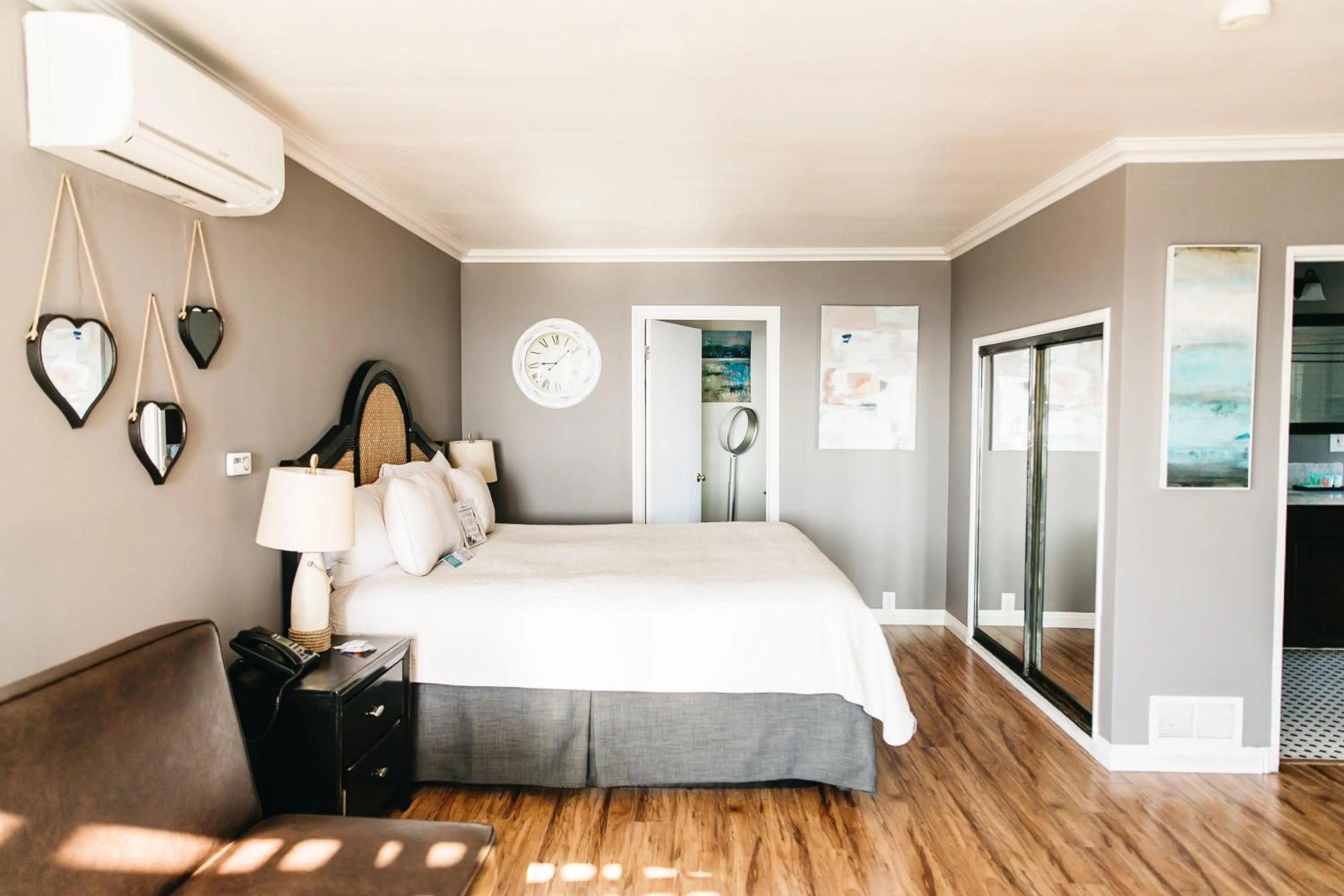 Bed in Seaside Laguna Inn & Suites