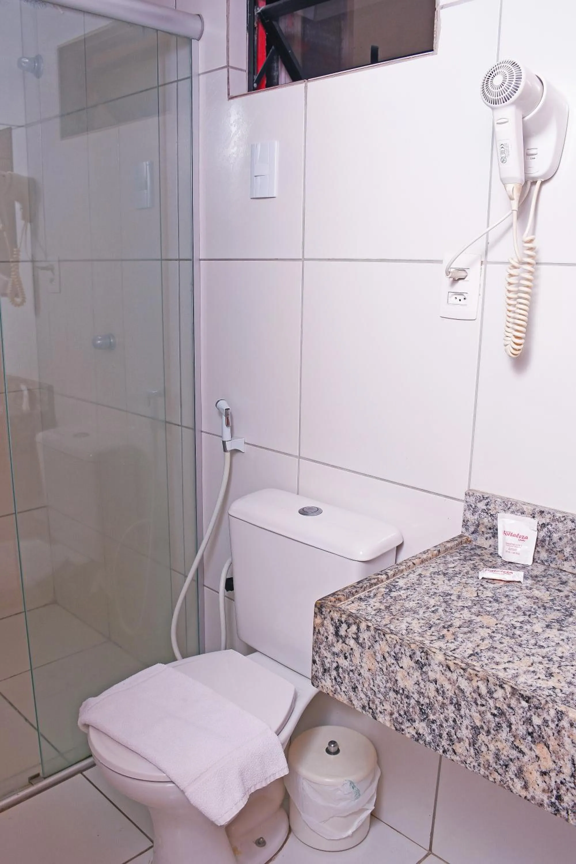 Toilet in Hotel Fortaleza Inn