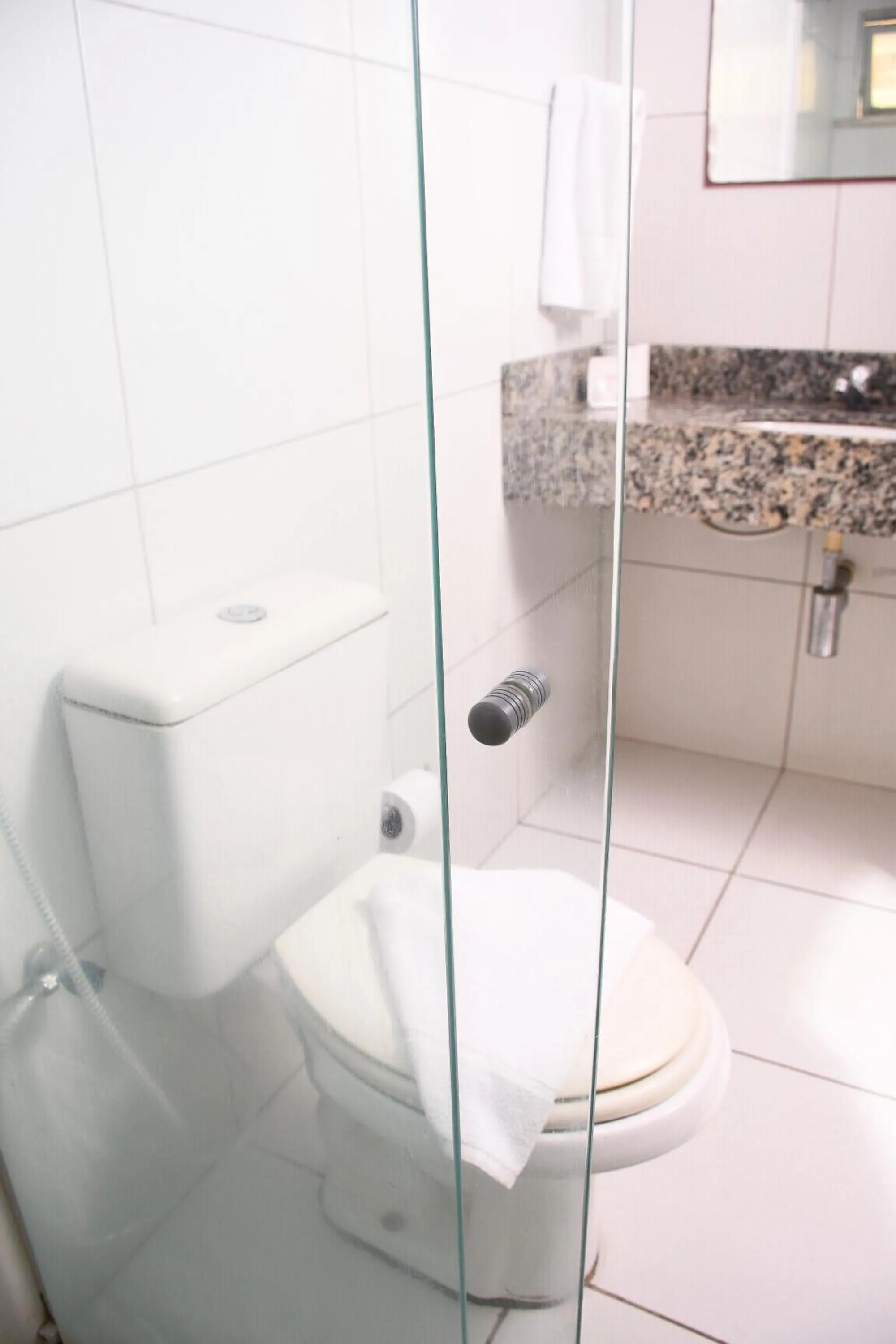 Toilet in Hotel Fortaleza Inn