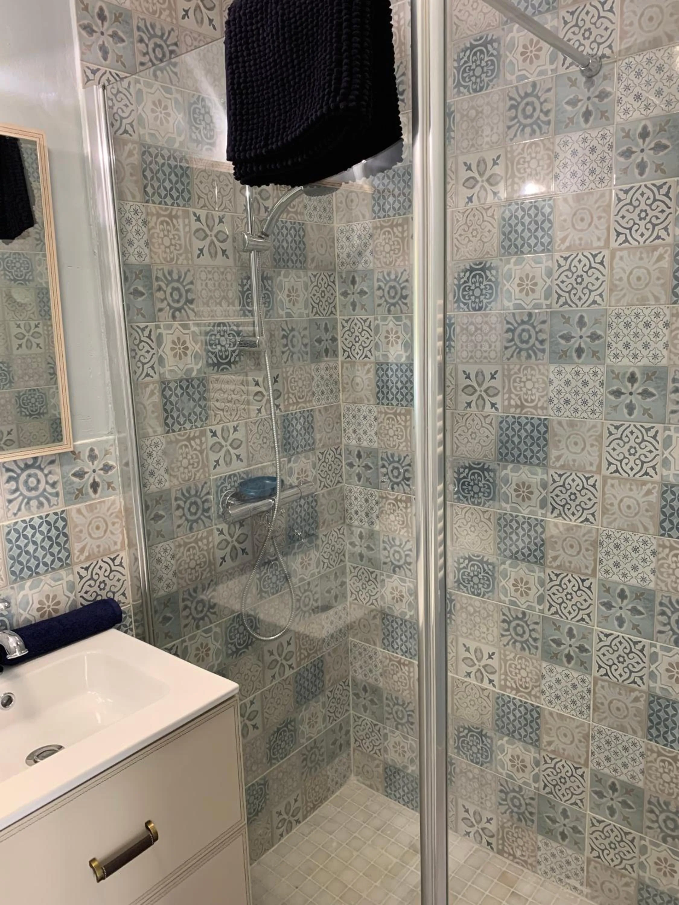 Bathroom in LES LAURIERS