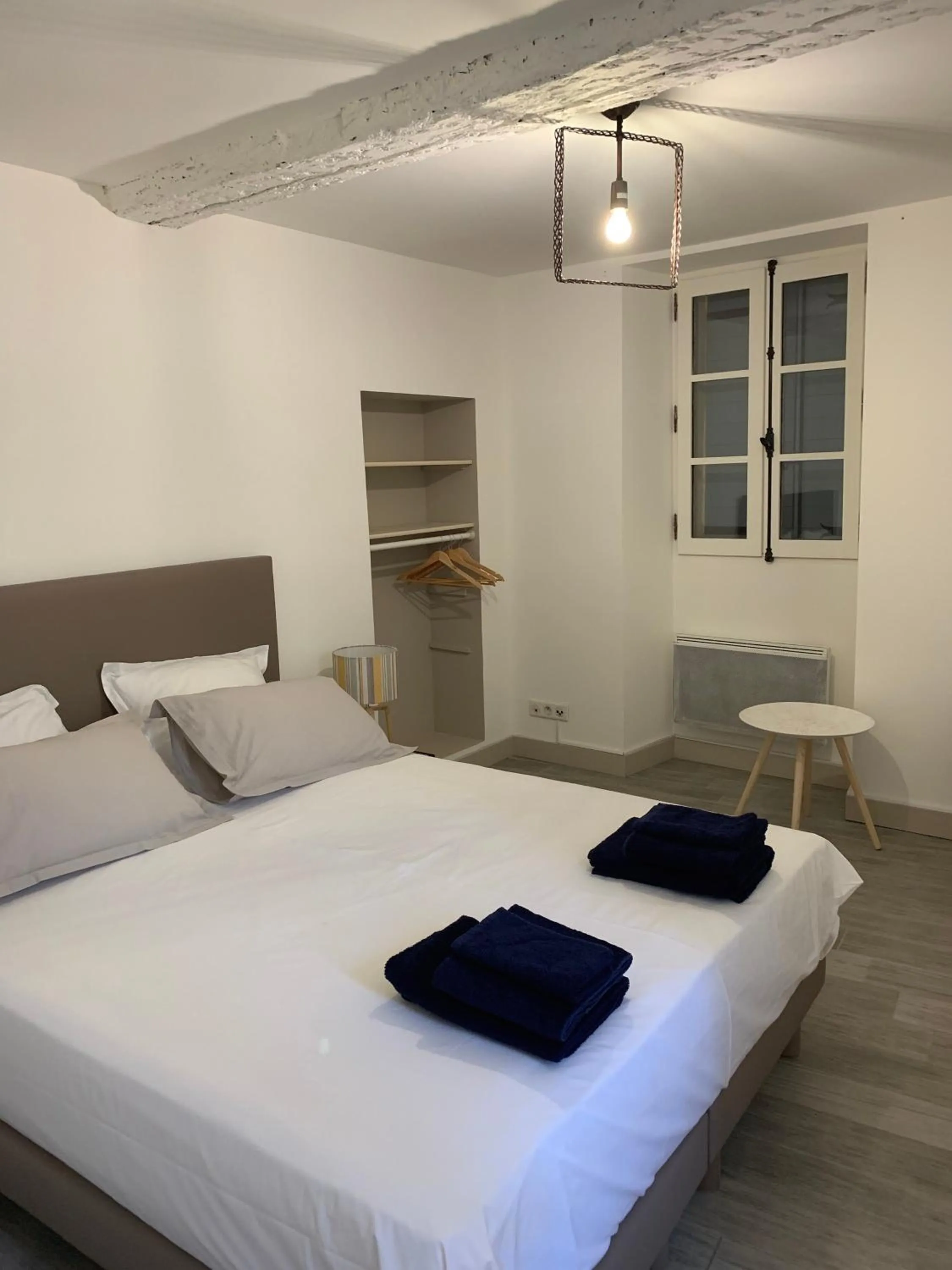 Photo of the whole room, Bed in LES LAURIERS