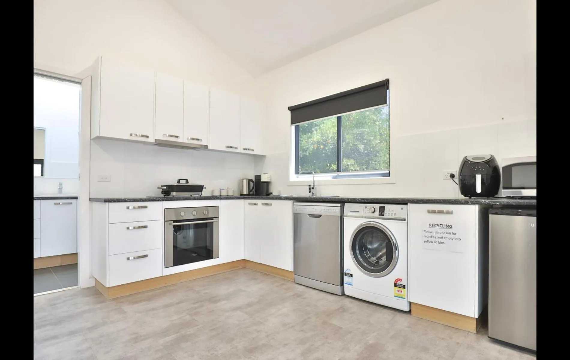 Kitchen or kitchenette in Mildura Holiday Villas