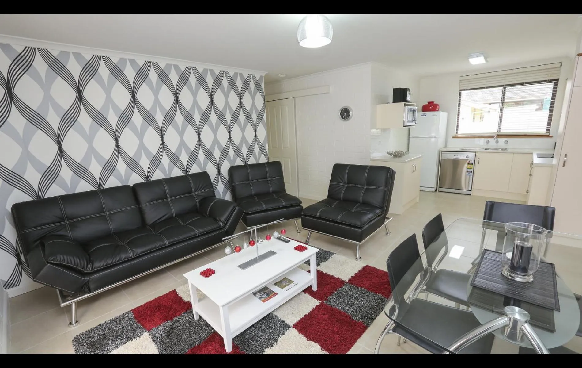 Kitchen or kitchenette in Mildura Holiday Villas