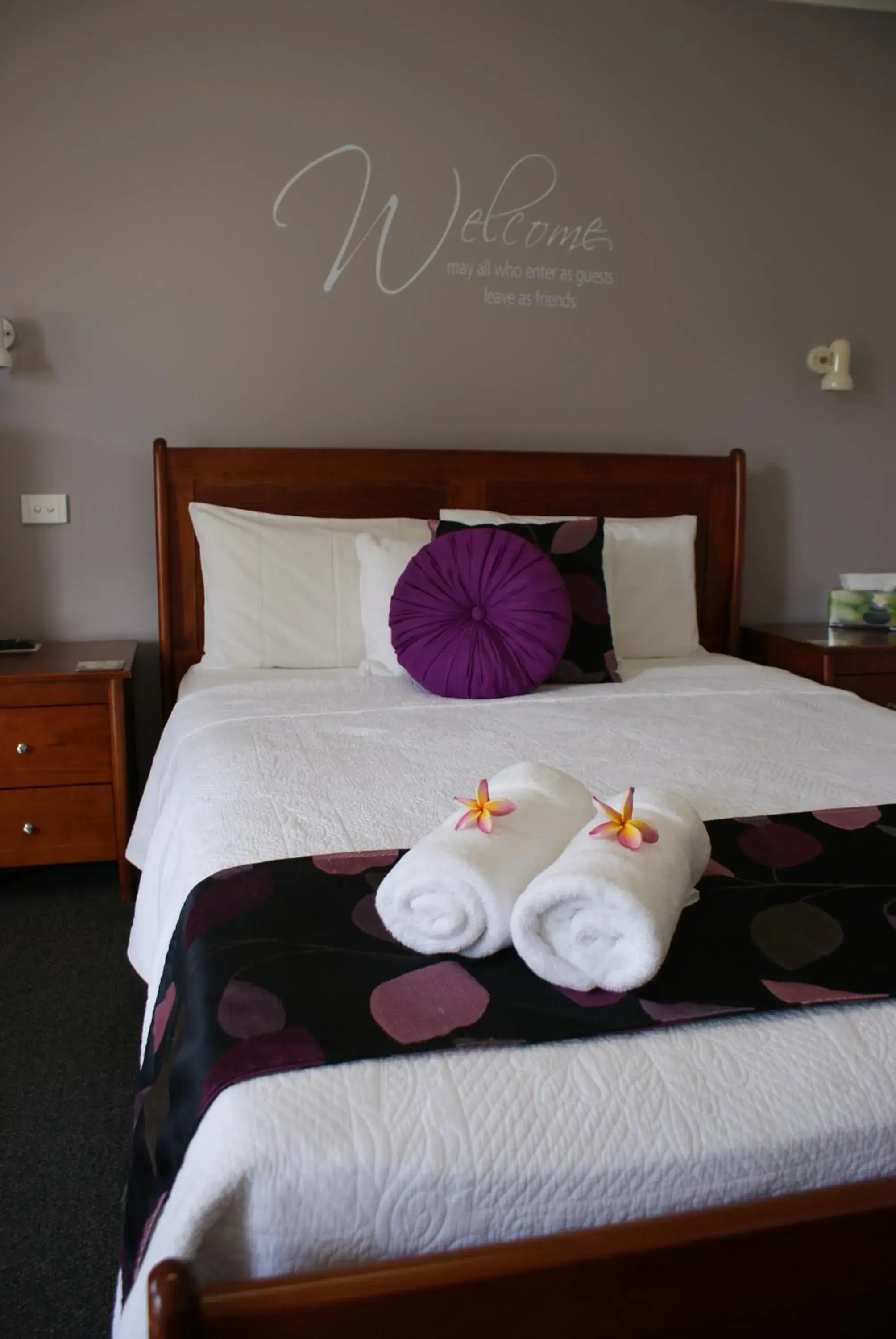 Decorative detail, Bed in Karuah Riverside Motel Decorative detail, Bed in Karuah Riverside Motel