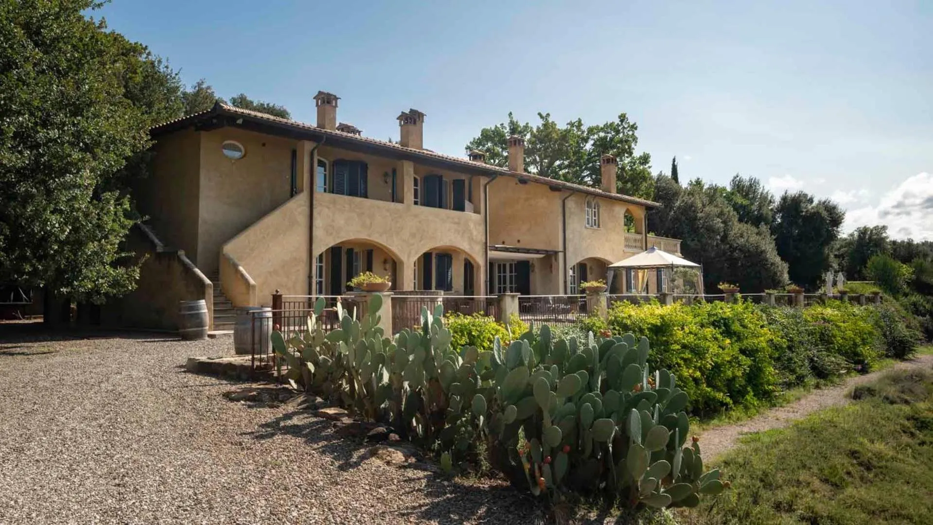 Property building in Tenuta il Sassone - Wine&Food