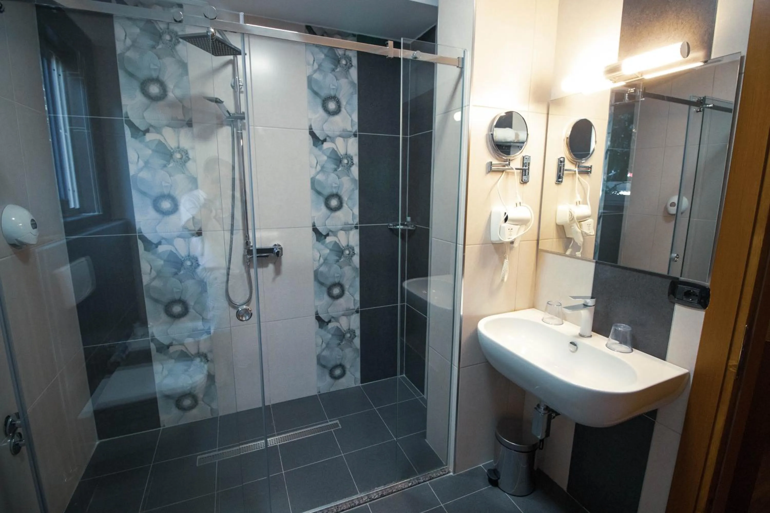 Shower in Albanopolis Hotel