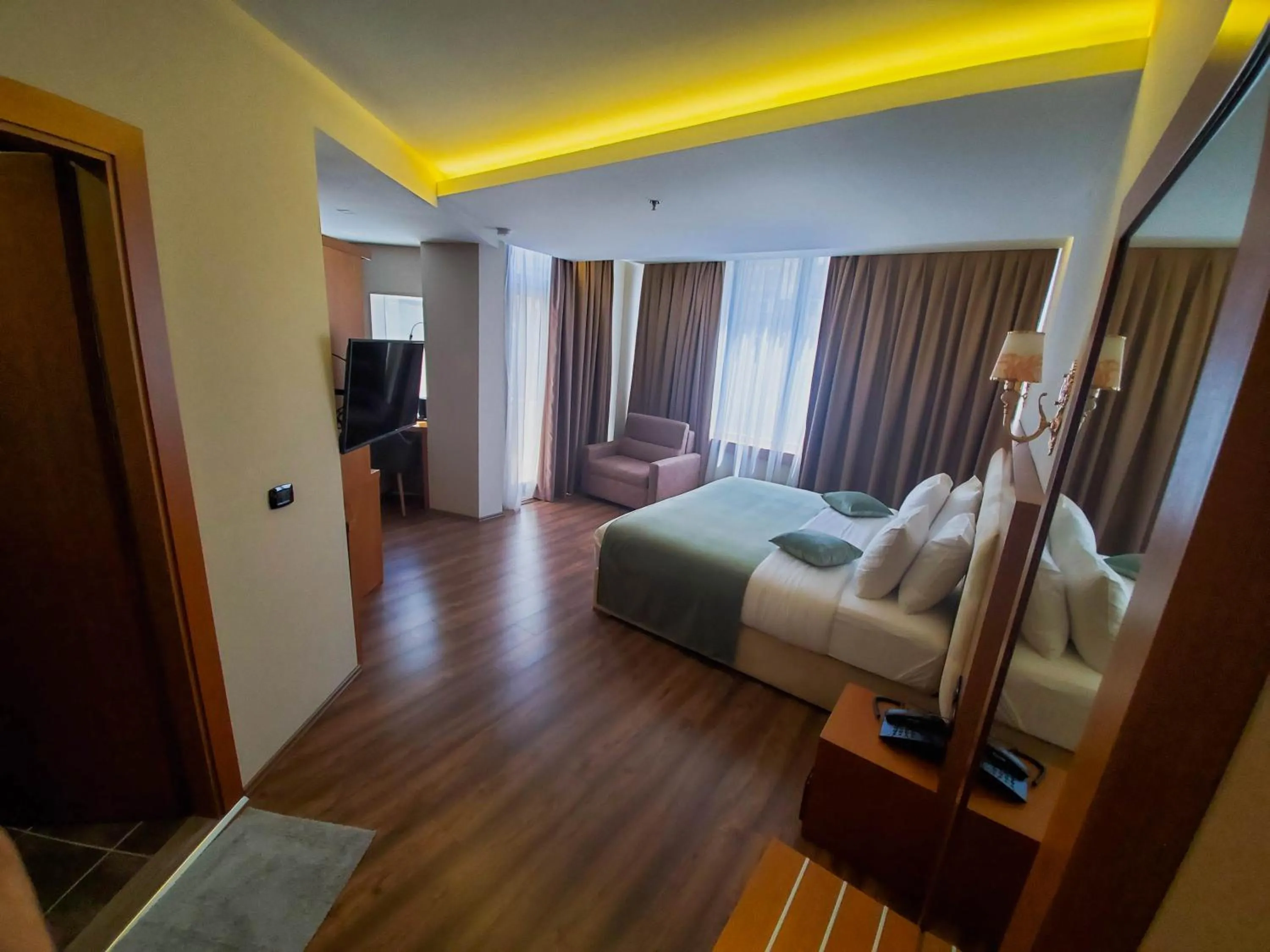 Photo of the whole room, Bed in Albanopolis Hotel