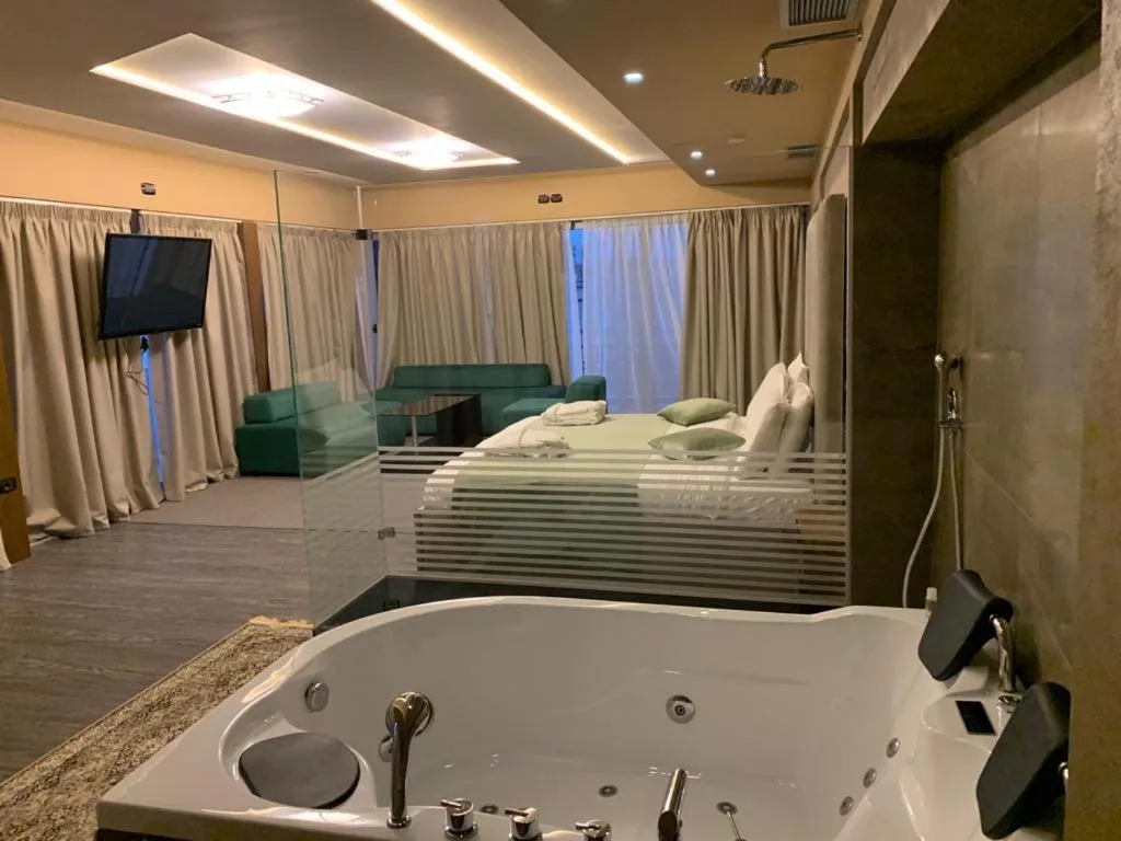 Shower, Bed in Albanopolis Hotel