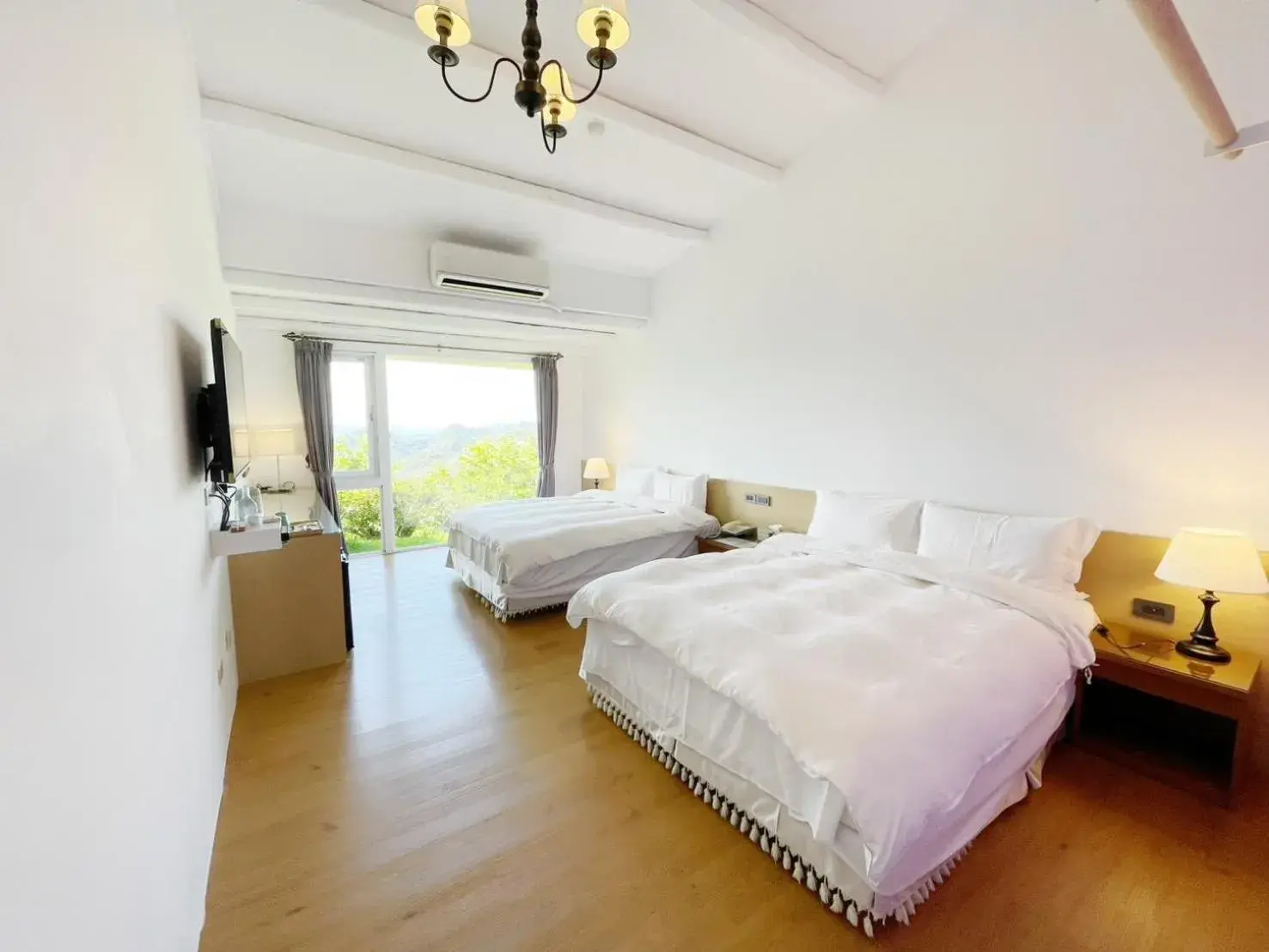 Deluxe Quadruple Room with Mountain View in Alishan Tea Garden B&B Deluxe Quadruple Room with Mountain View in Alishan Tea Garden B&B