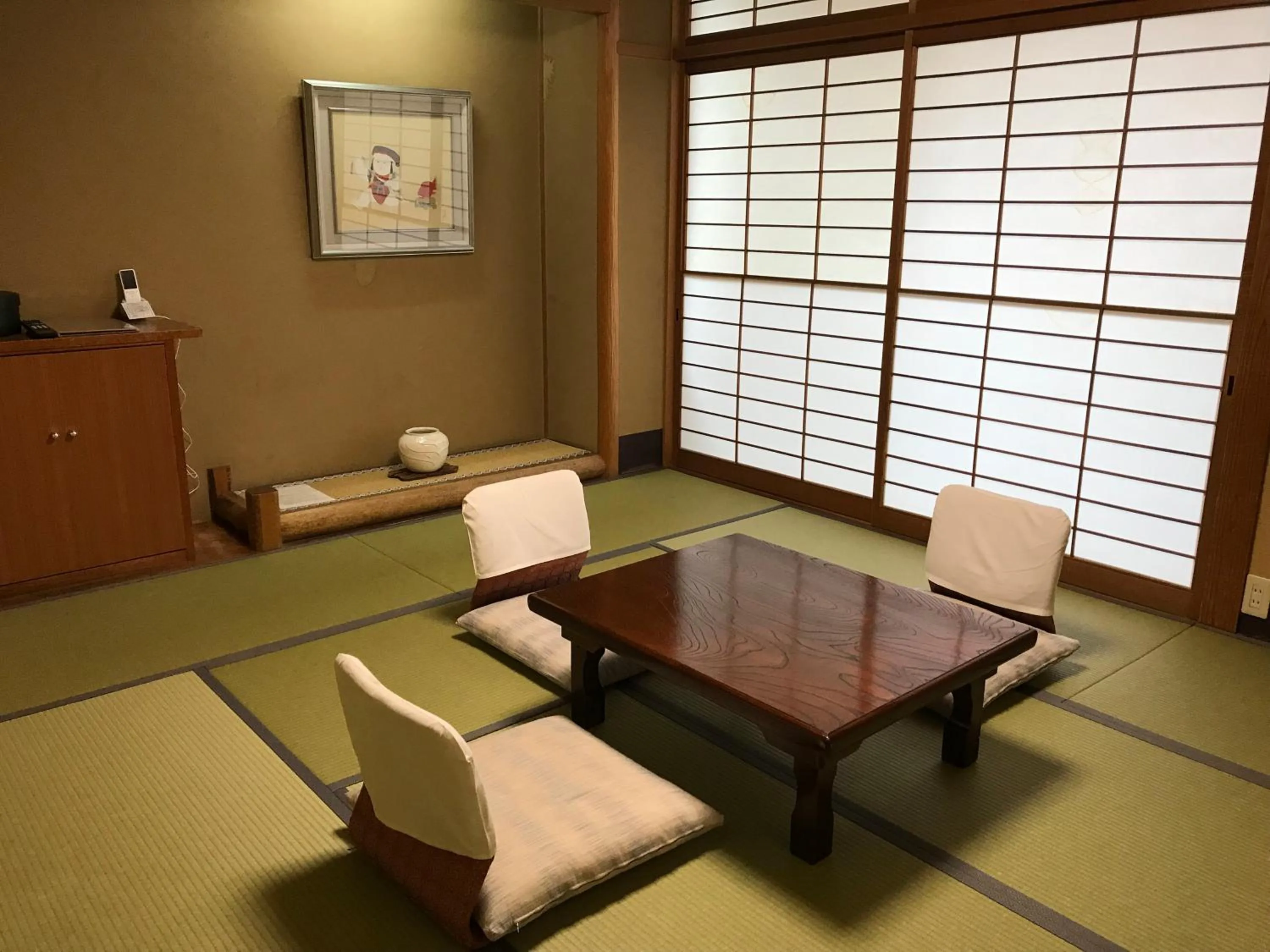 Photo of the whole room in Tazuru