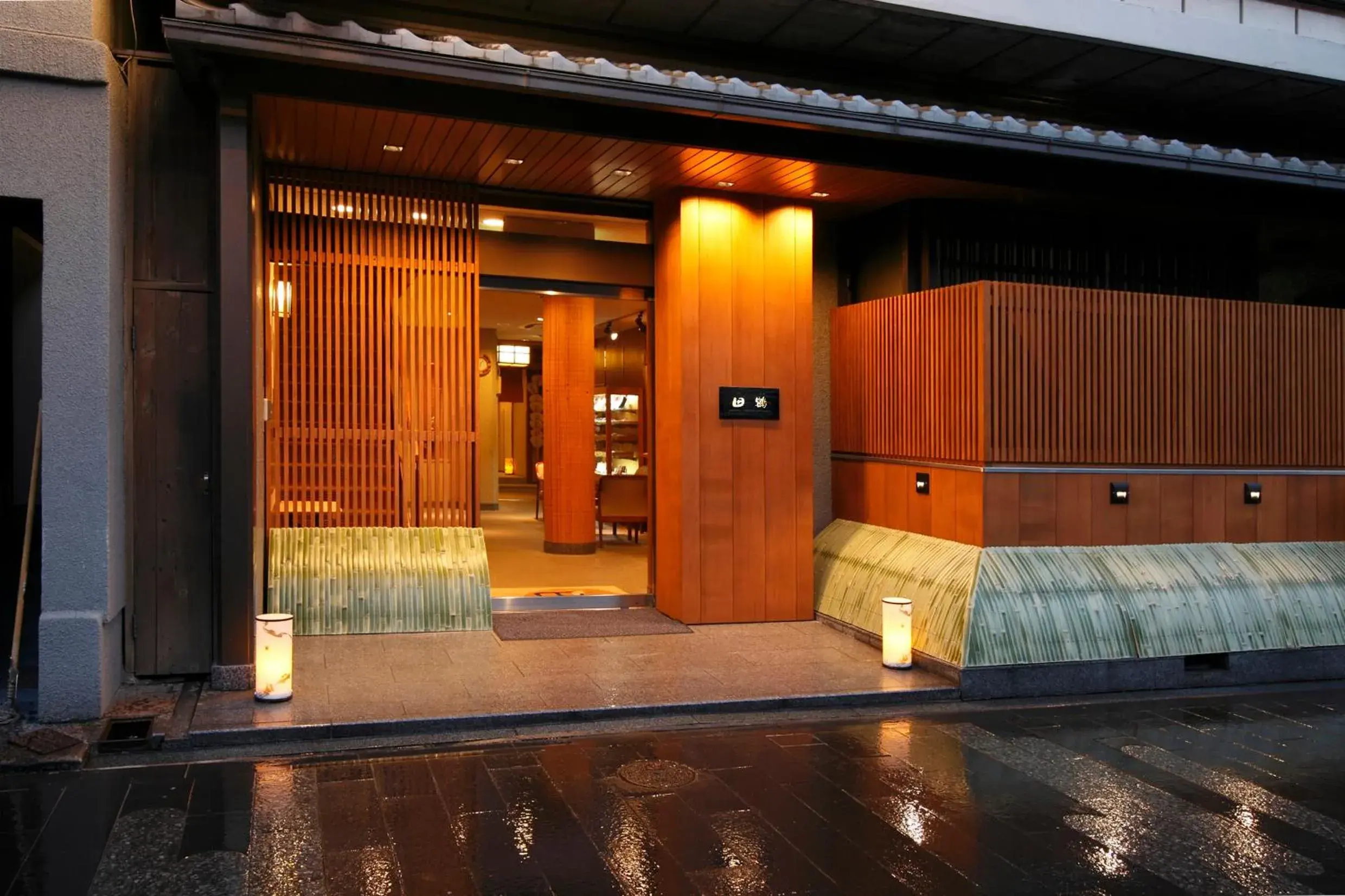 Facade/entrance in Tazuru Facade/entrance in Tazuru