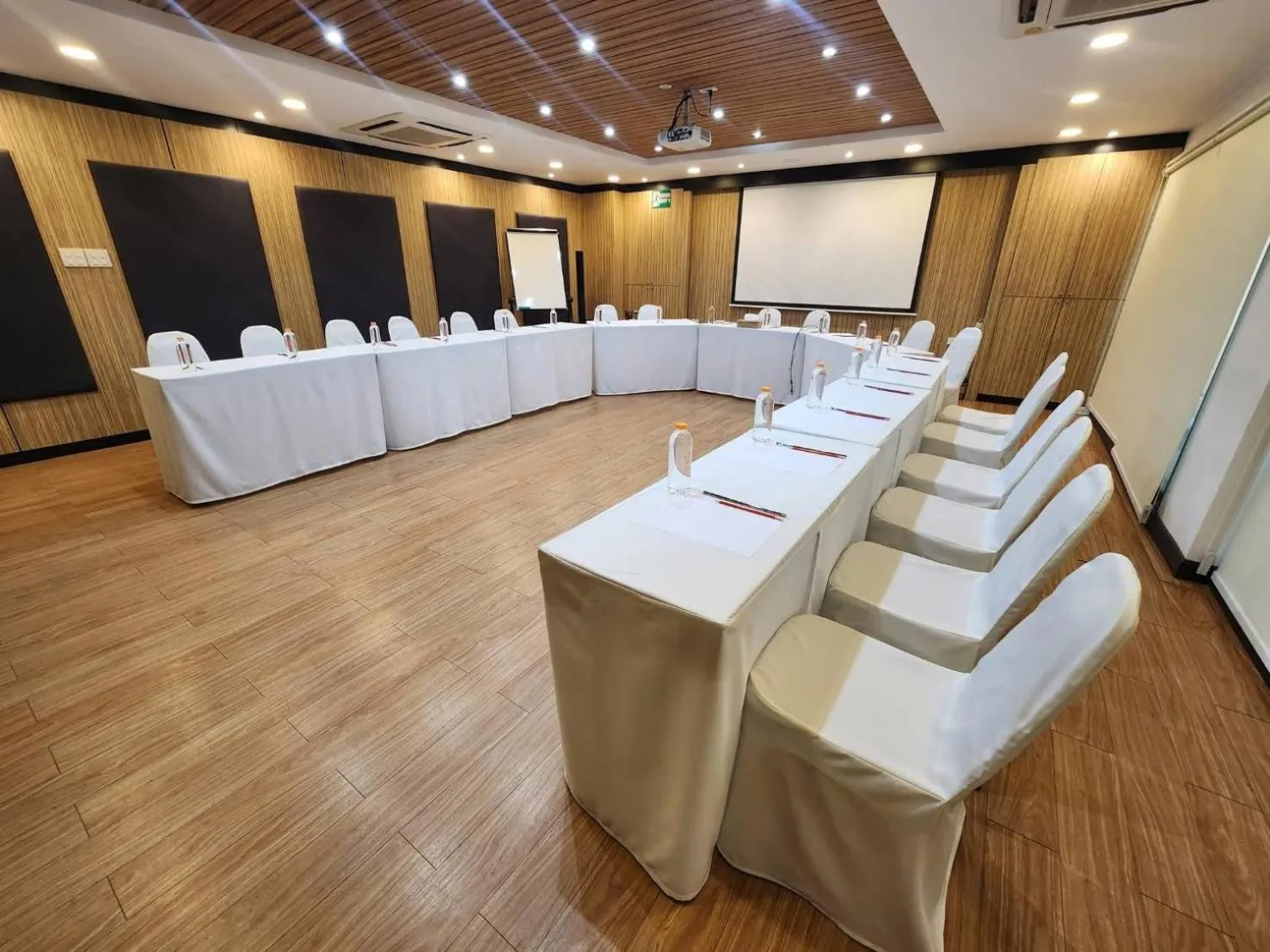 Boutique Poo-Yai Lee