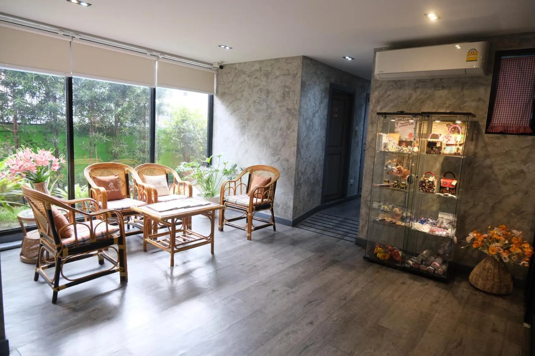 On site in Boutique Poo-Yai Lee