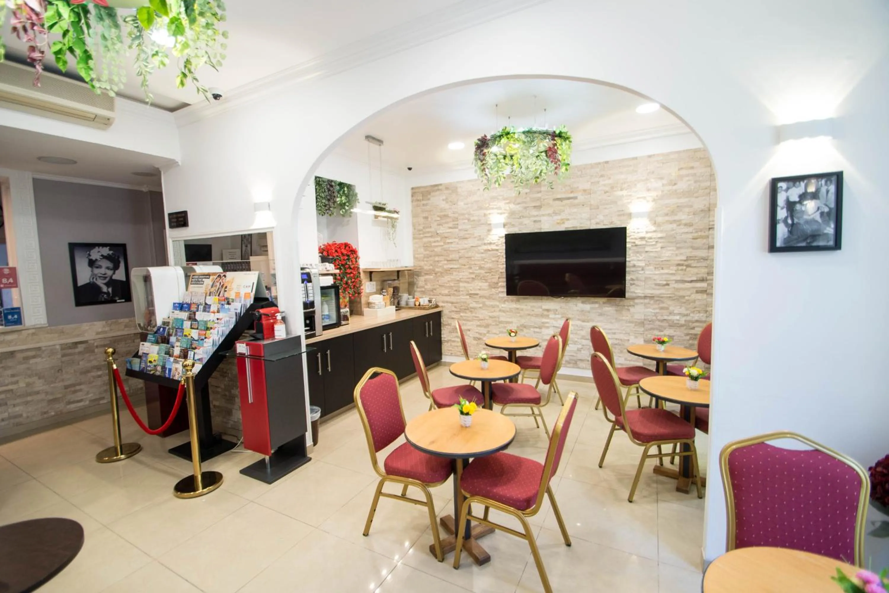 Buffet breakfast in Hôtel Parisien