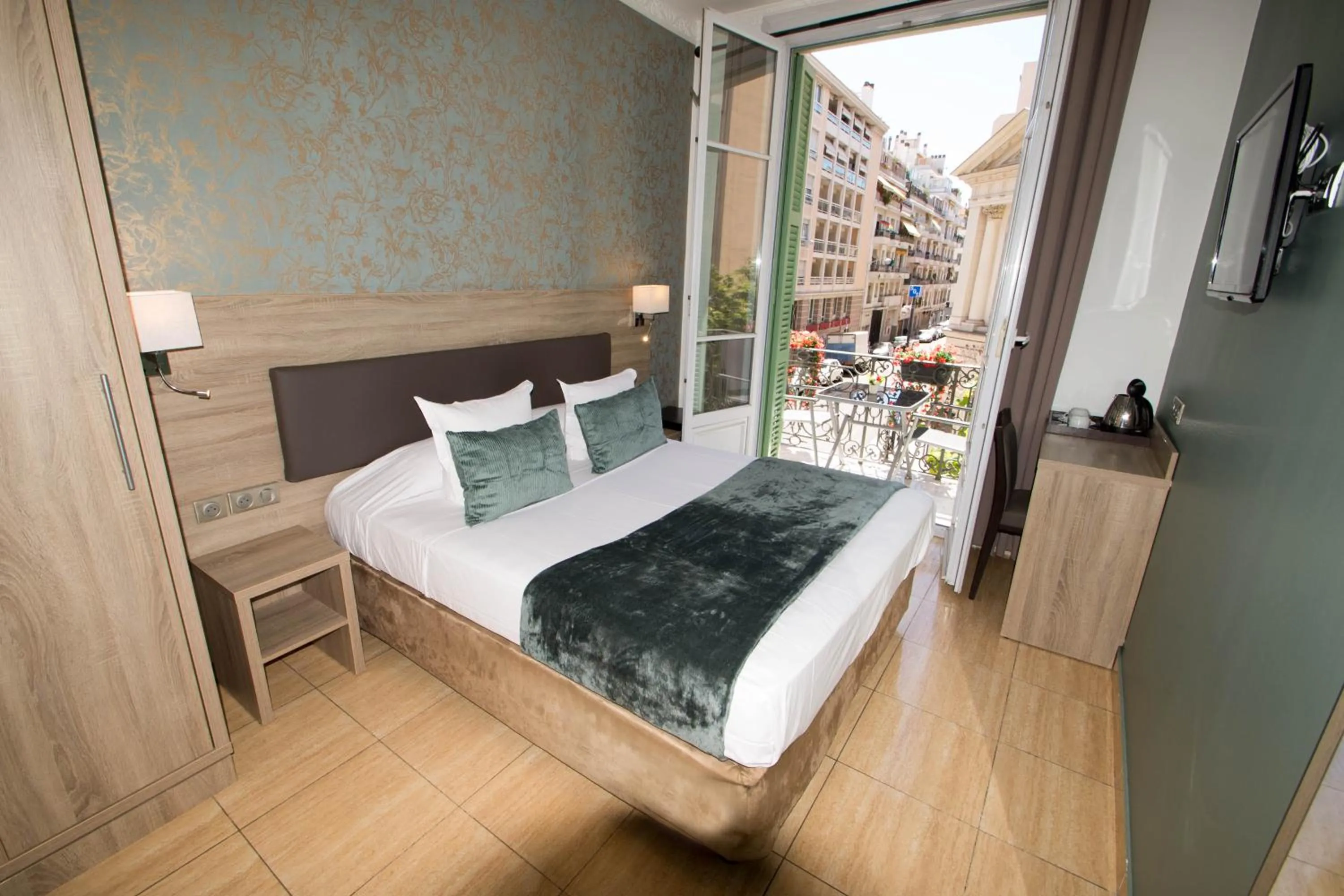 Photo of the whole room, Bed in Hôtel Parisien