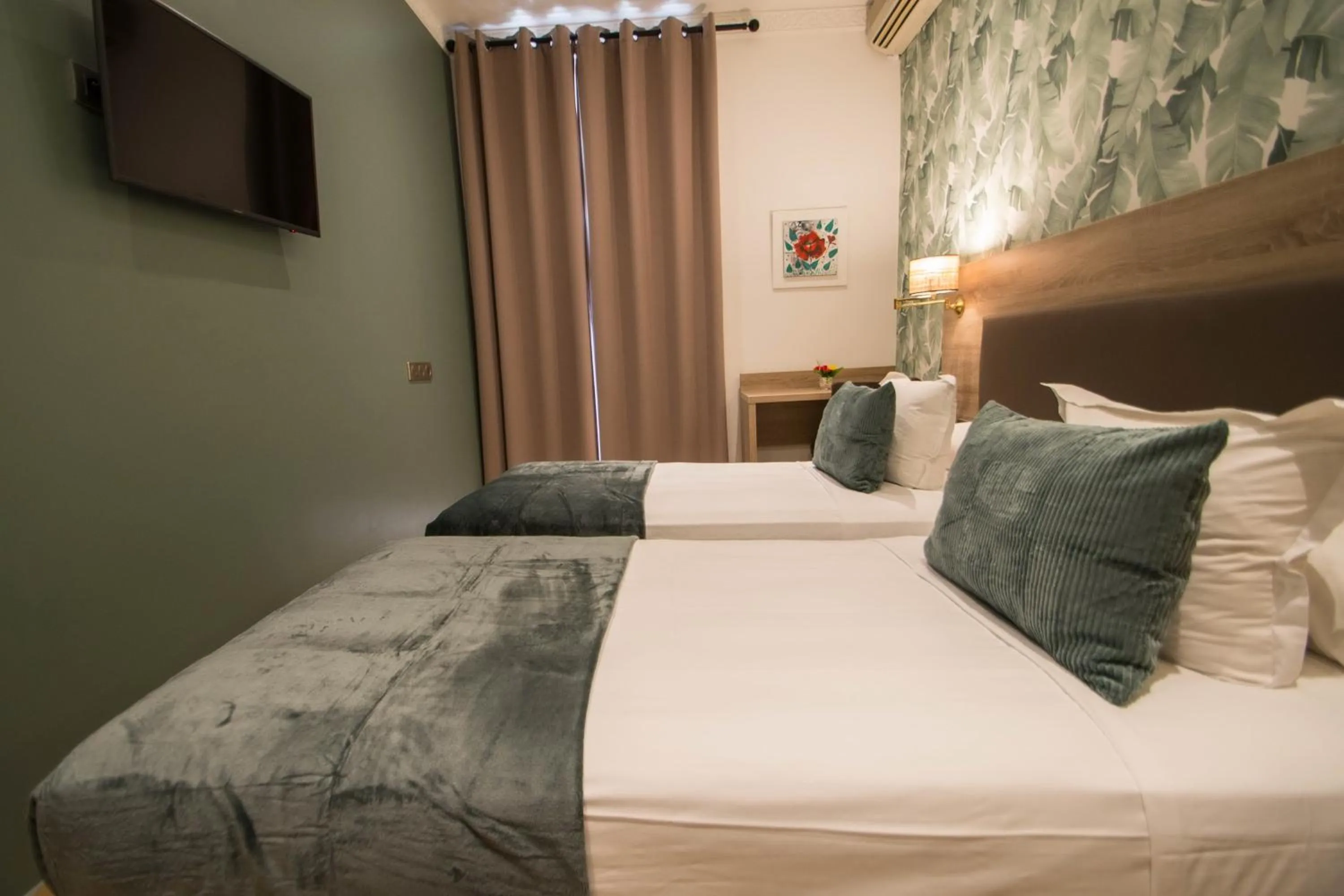 Photo of the whole room, Bed in Hôtel Parisien