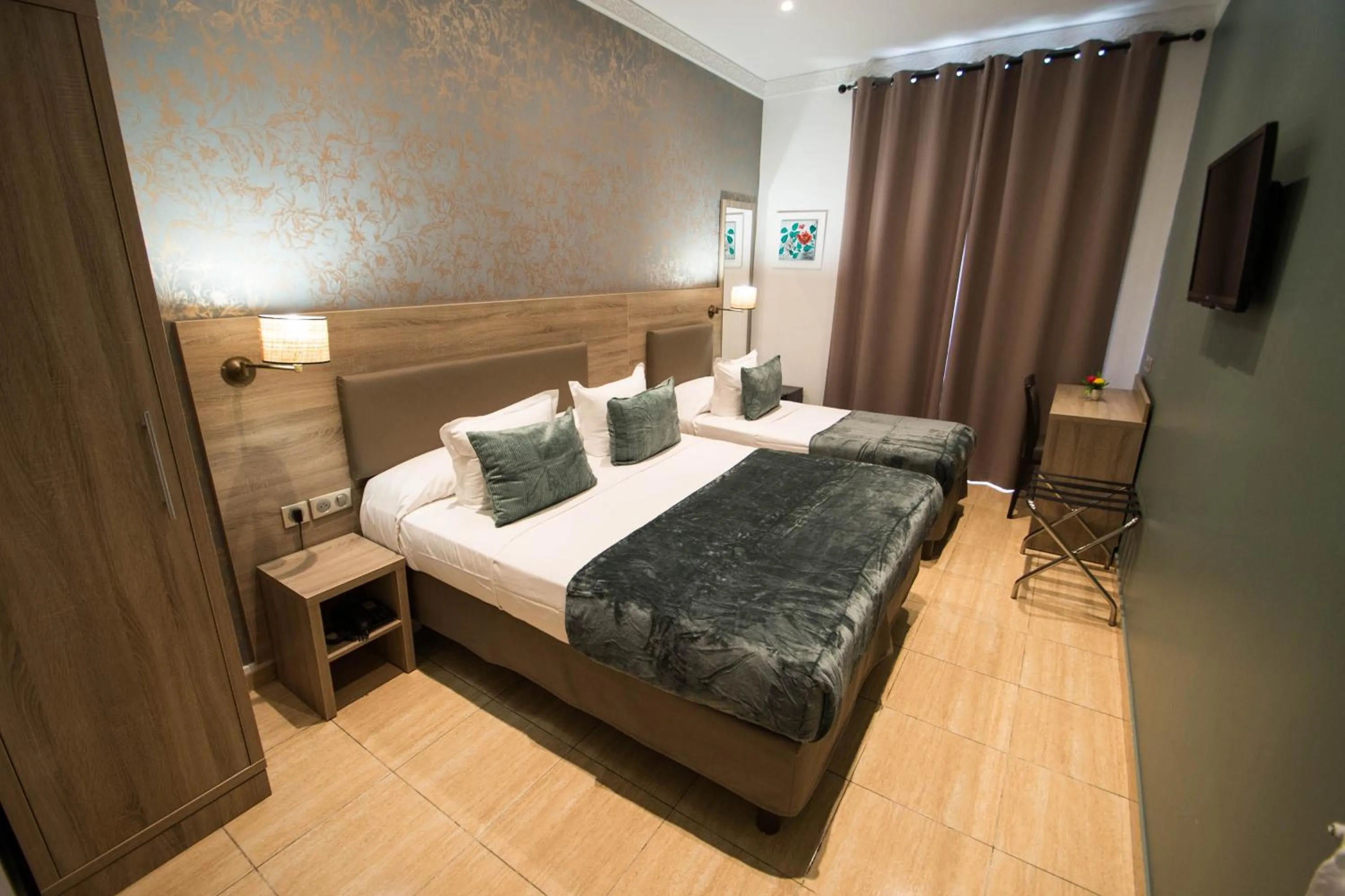 Photo of the whole room, Bed in Hôtel Parisien