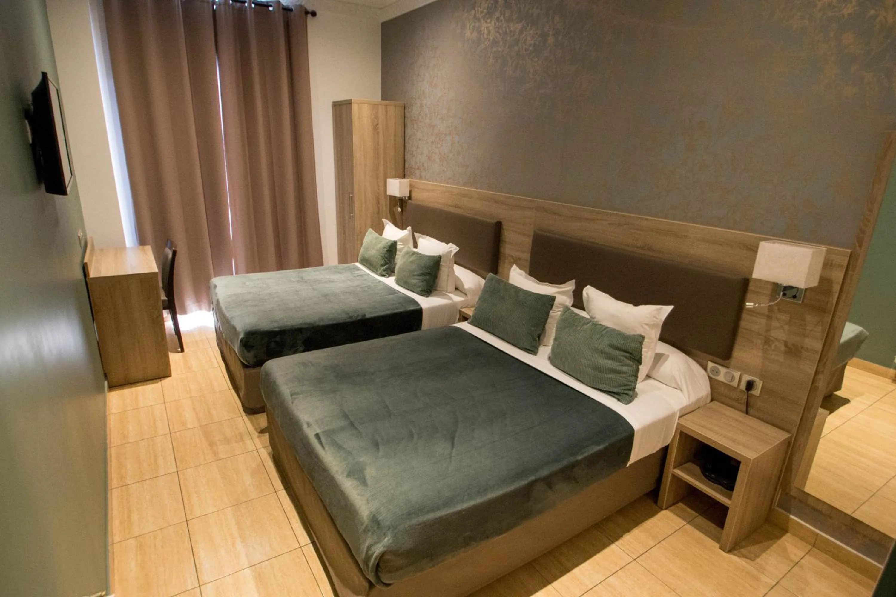 Bedroom, Bed in Hôtel Parisien