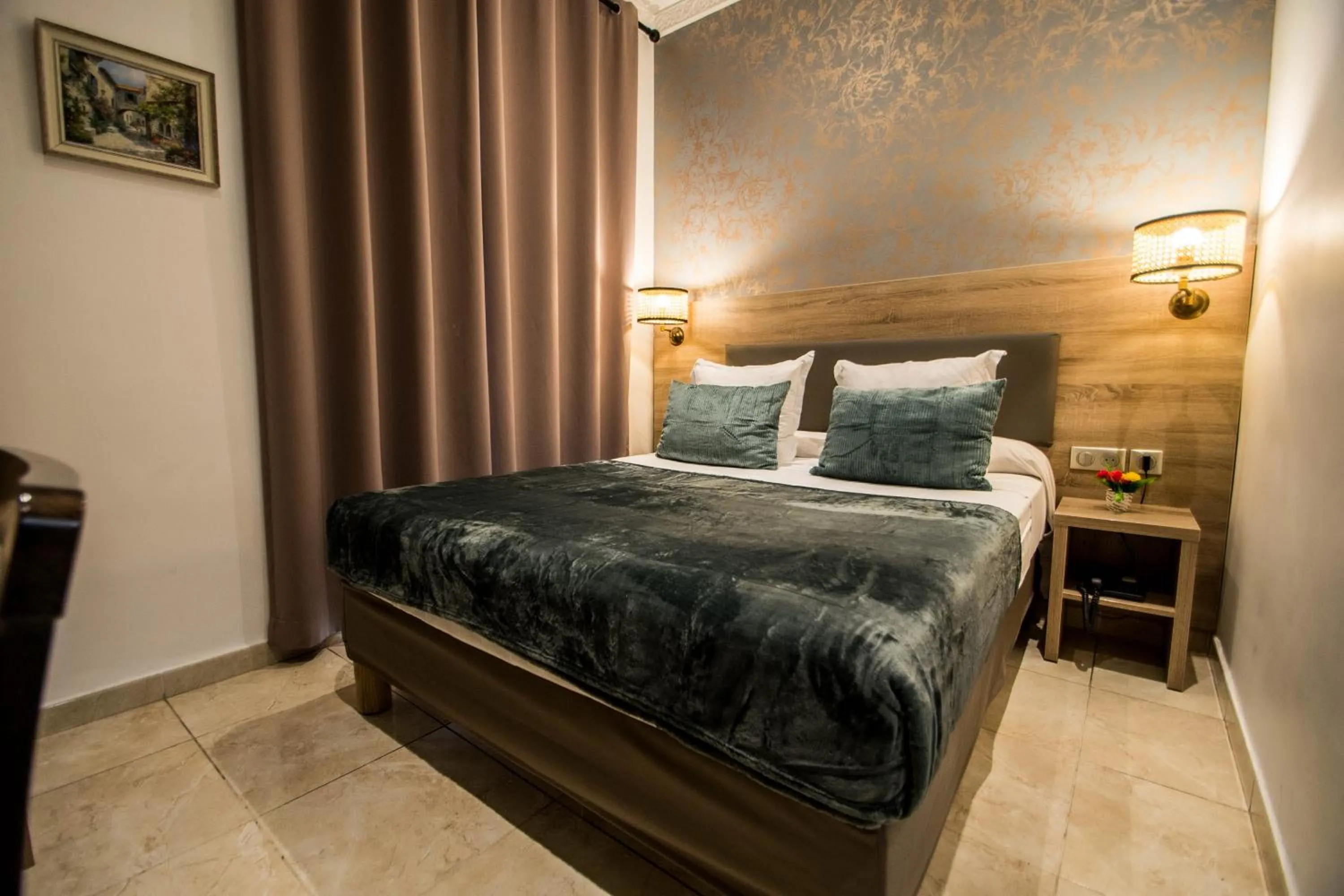 Photo of the whole room, Bed in Hôtel Parisien