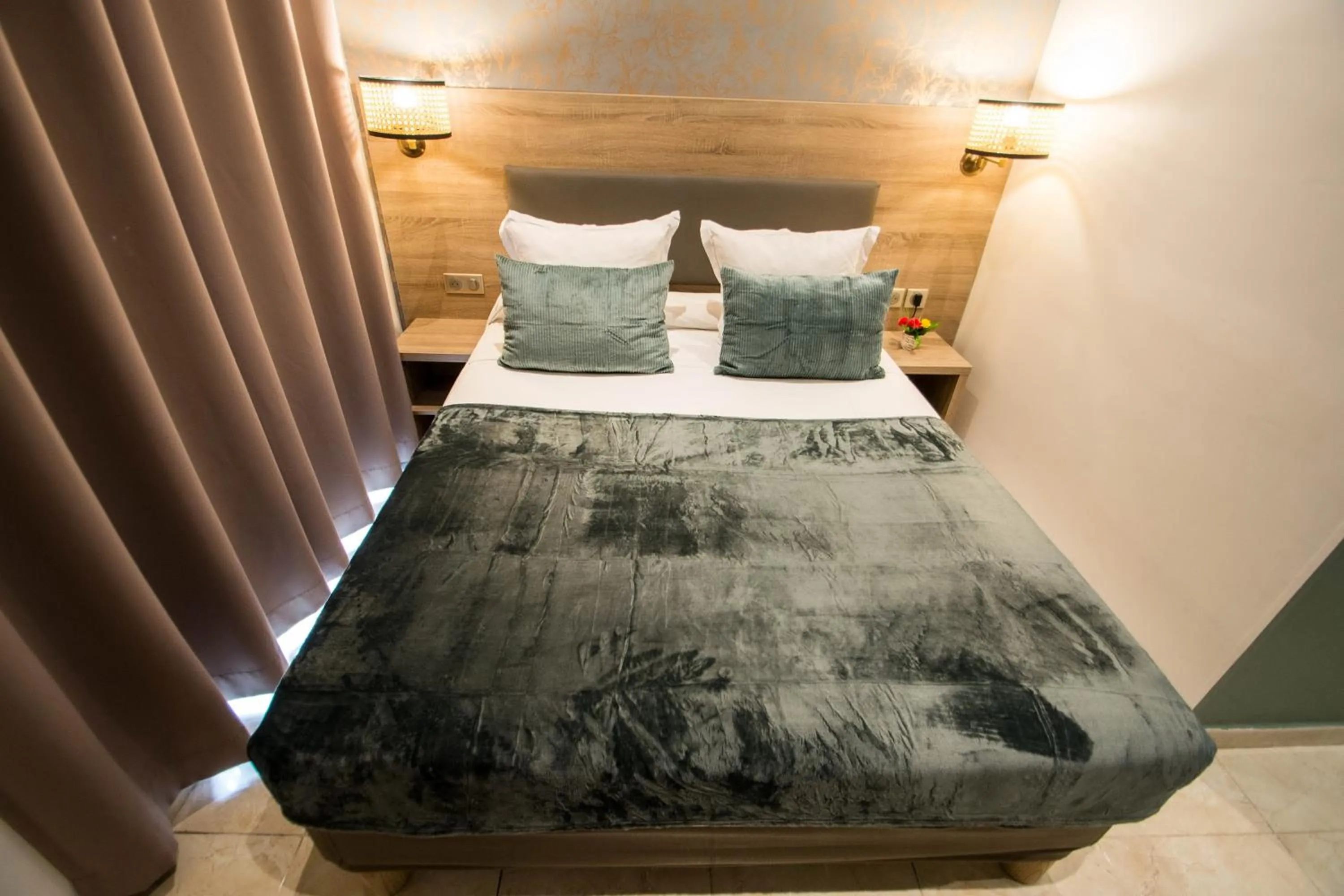 Bed in Hôtel Parisien