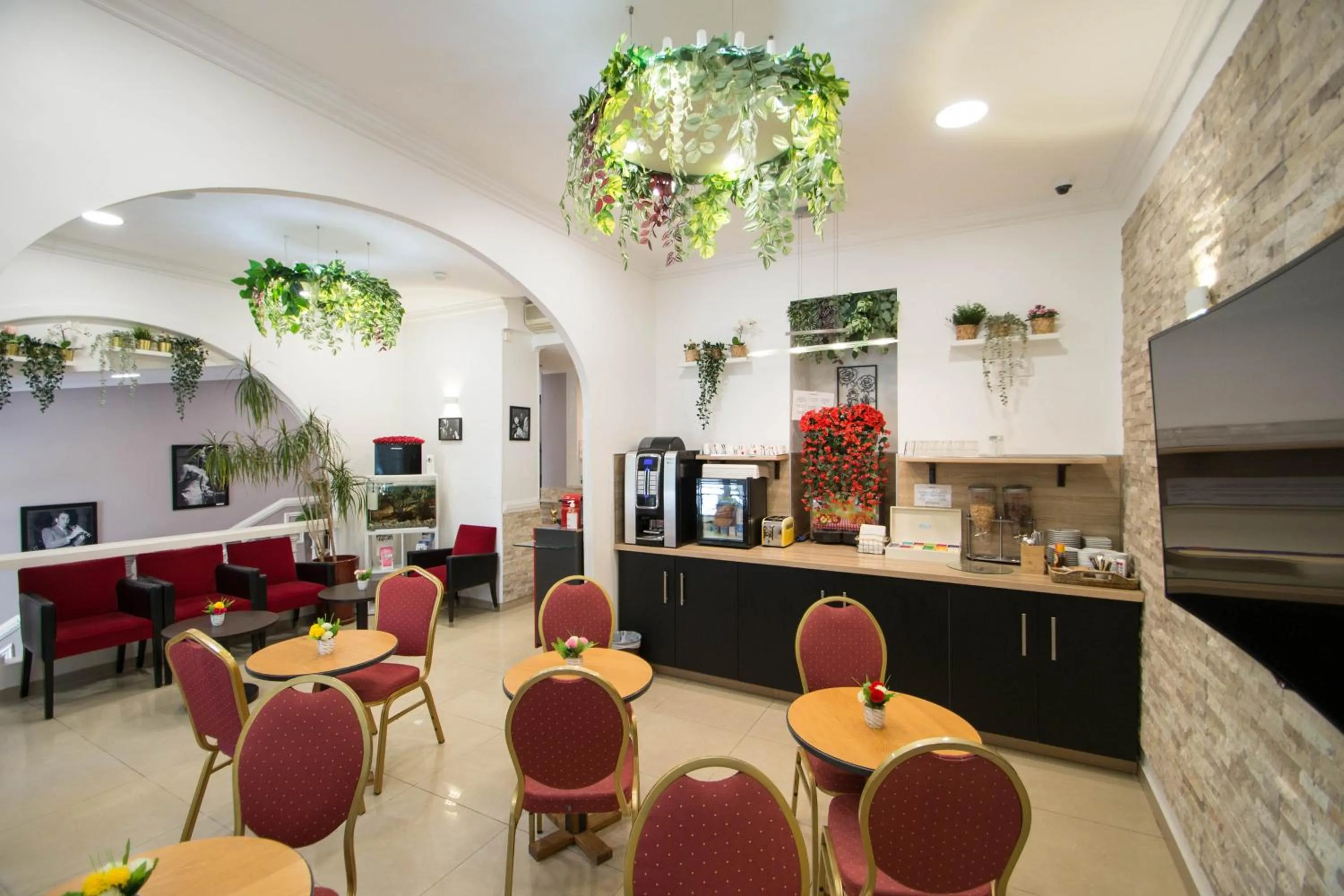 Buffet breakfast in Hôtel Parisien