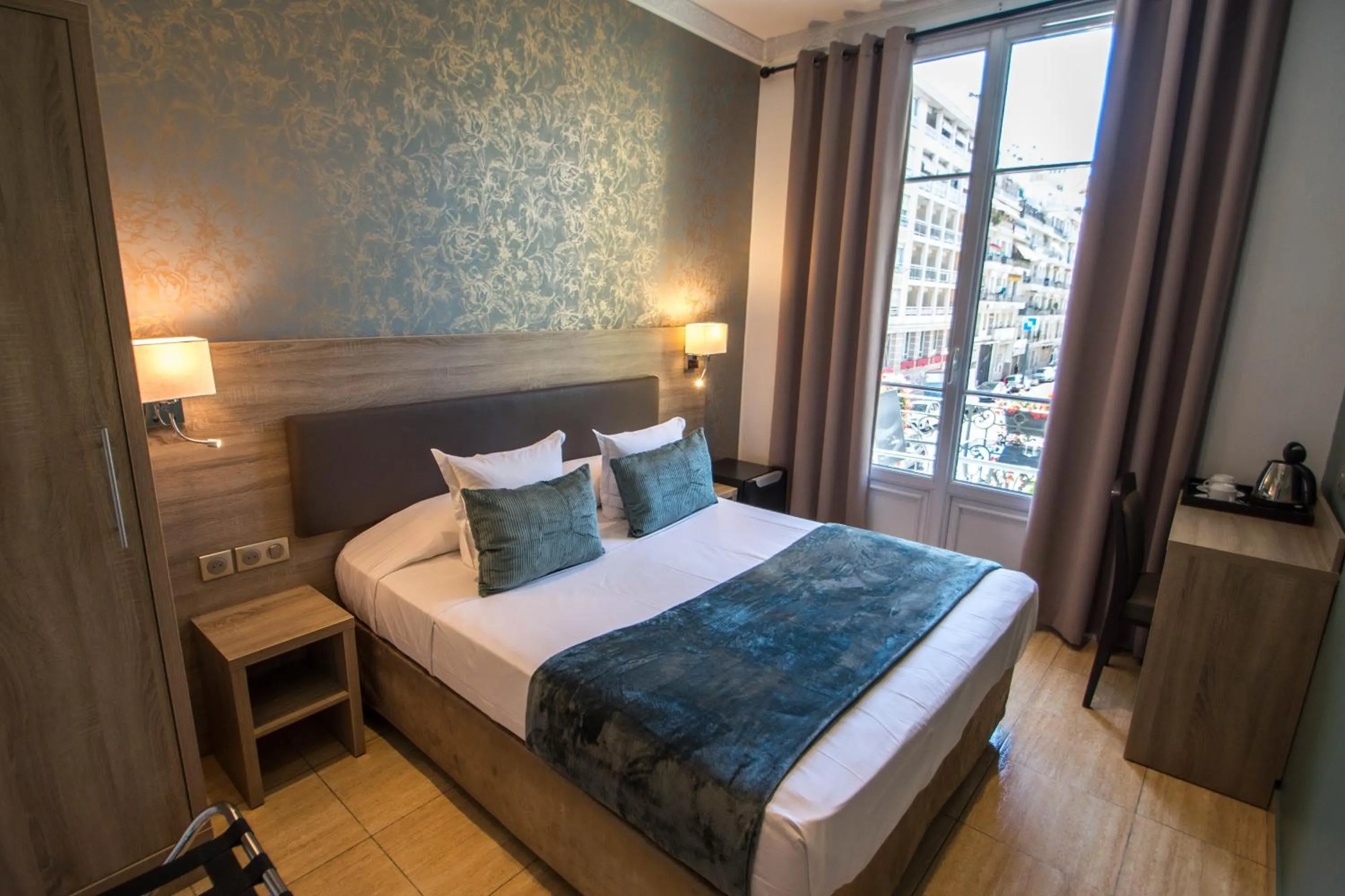 Photo of the whole room, Bed in Hôtel Parisien