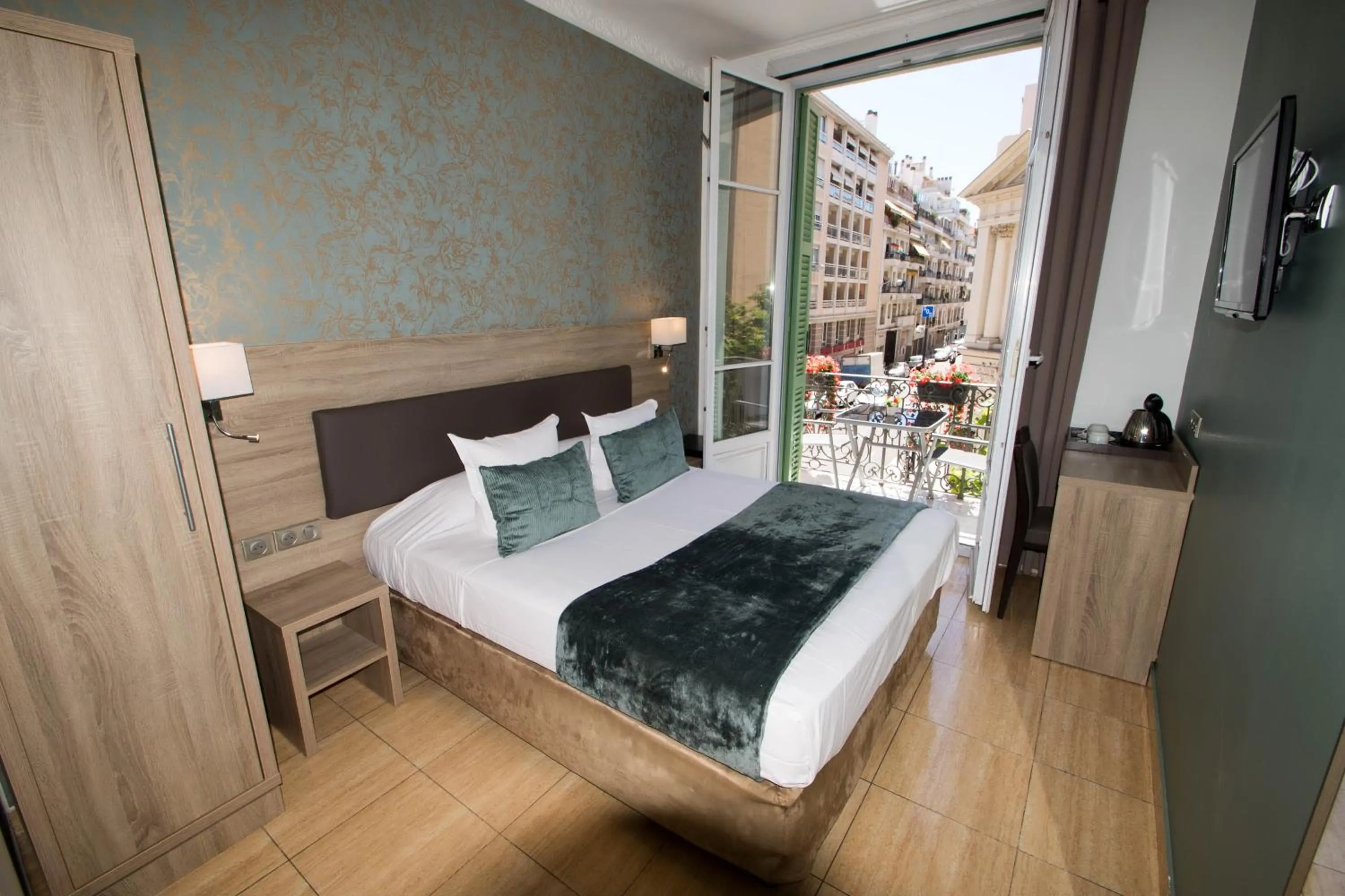 Photo of the whole room, Bed in Hôtel Parisien