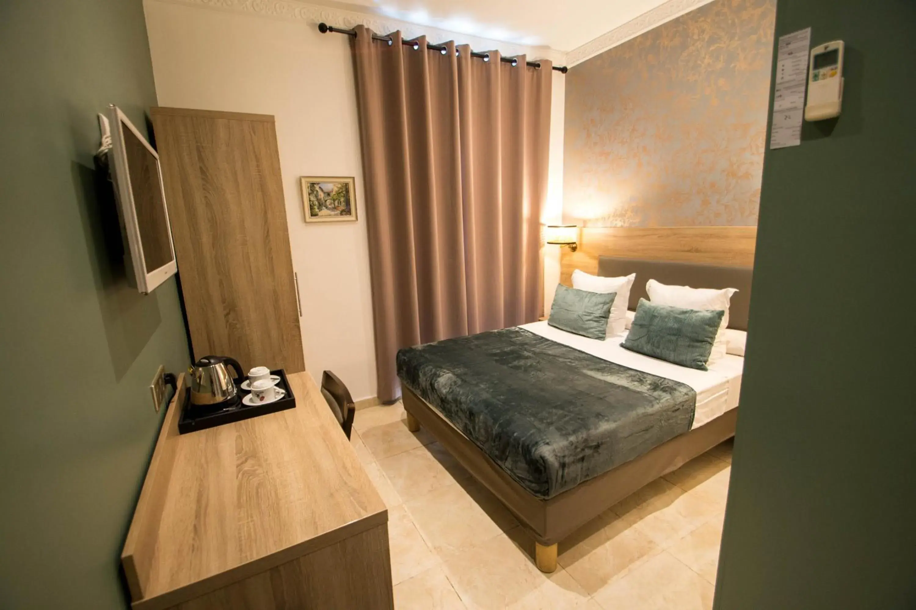 Photo of the whole room, Bed in Hôtel Parisien Photo of the whole room, Bed in Hôtel Parisien