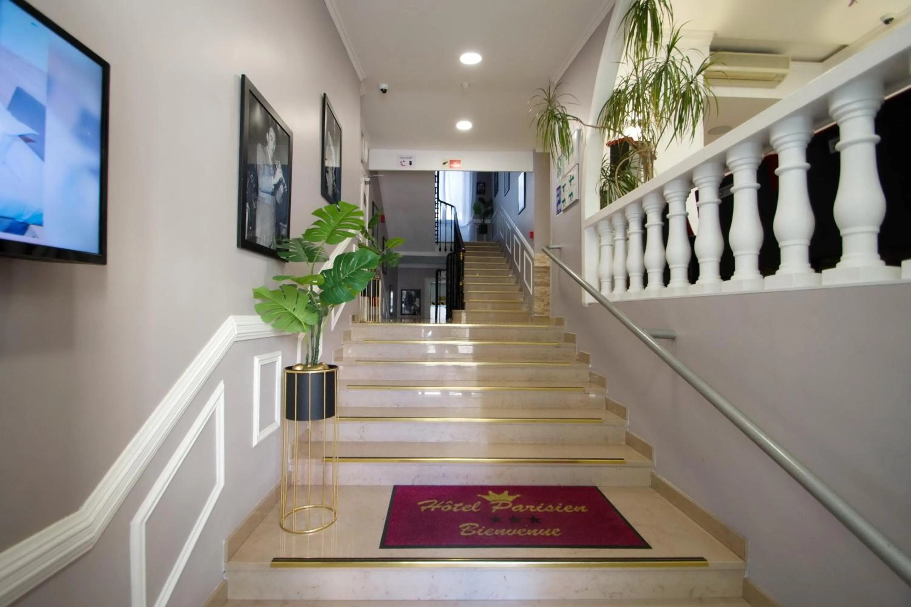 Facade/entrance in Hôtel Parisien