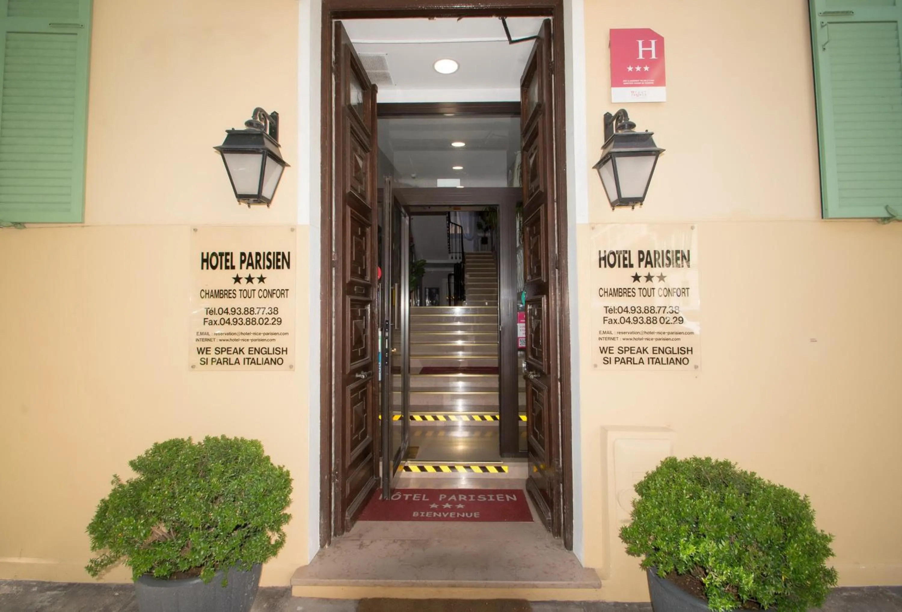 Facade/entrance in Hôtel Parisien