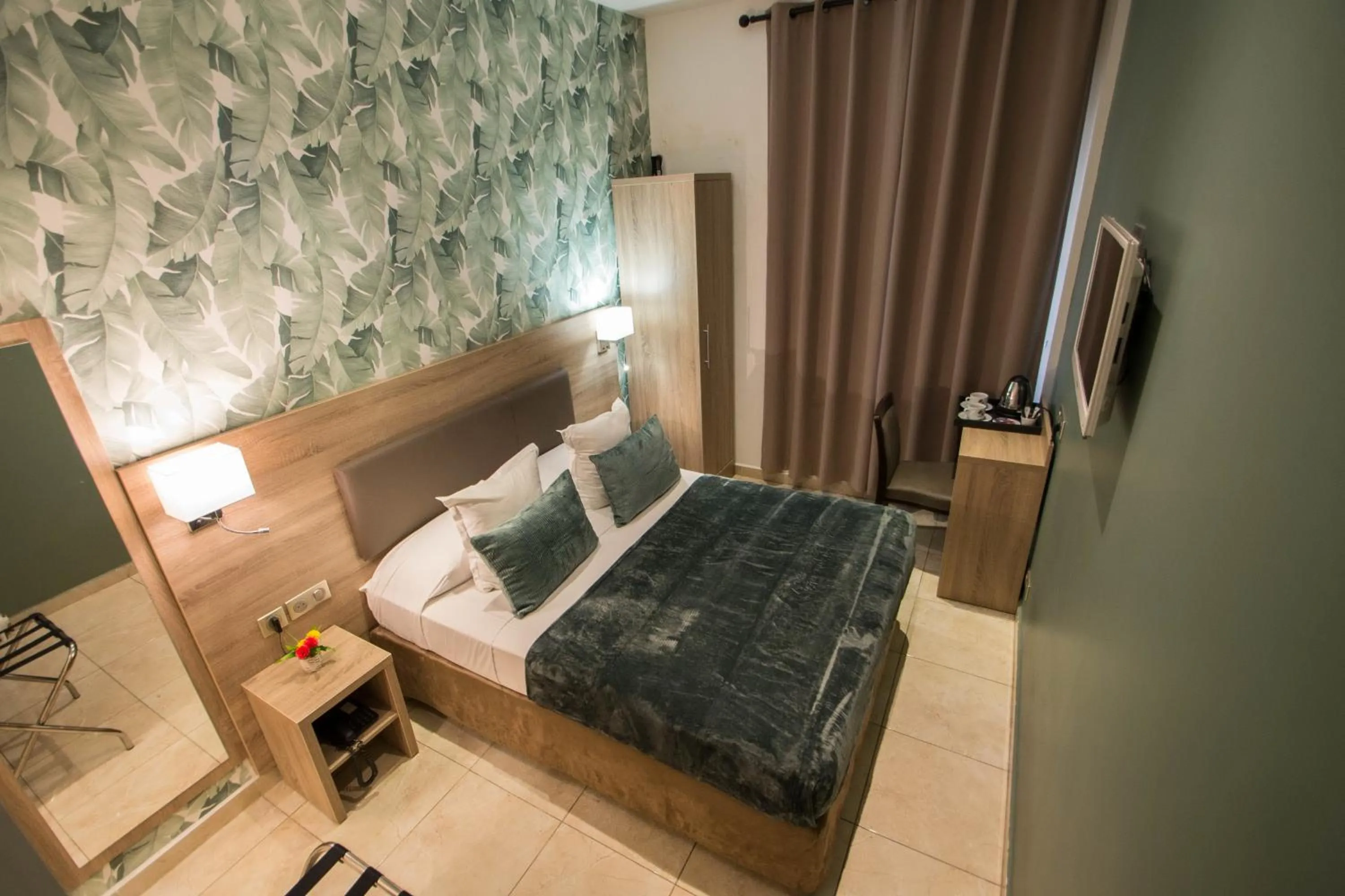 Photo of the whole room, Bed in Hôtel Parisien