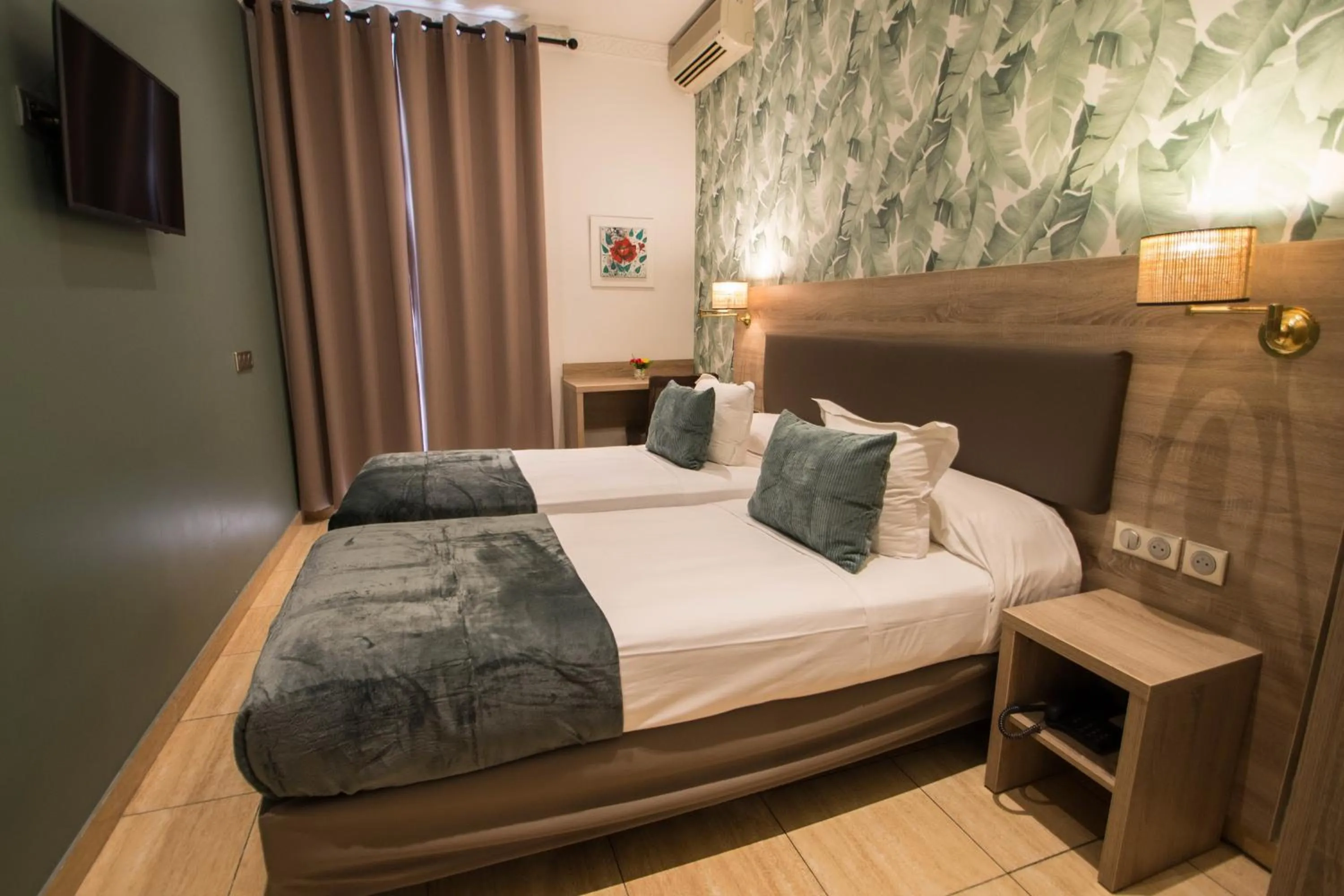 Photo of the whole room, Bed in Hôtel Parisien