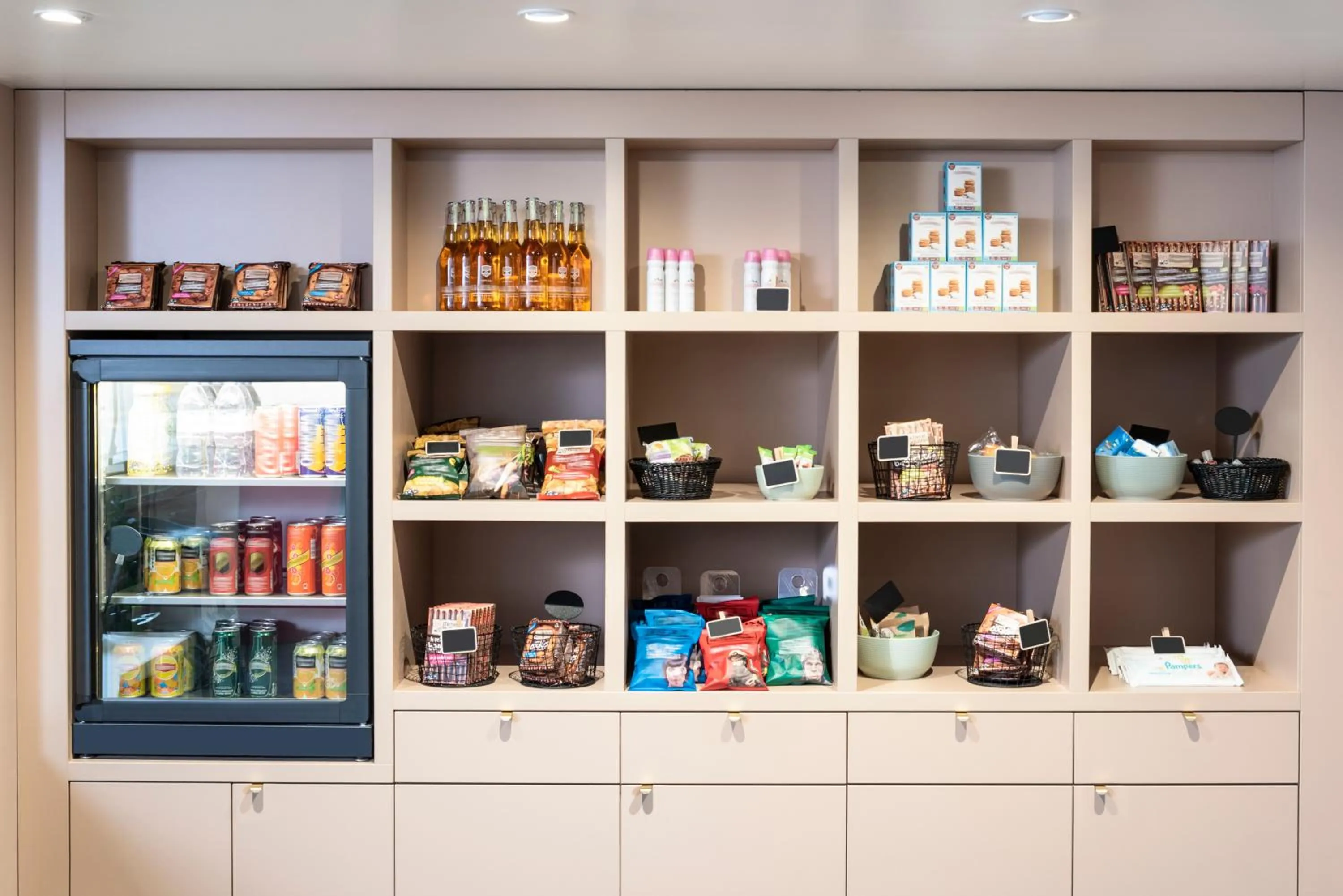 On-site shops in Aparthotel Adagio Paris Haussmann Champs Elysées