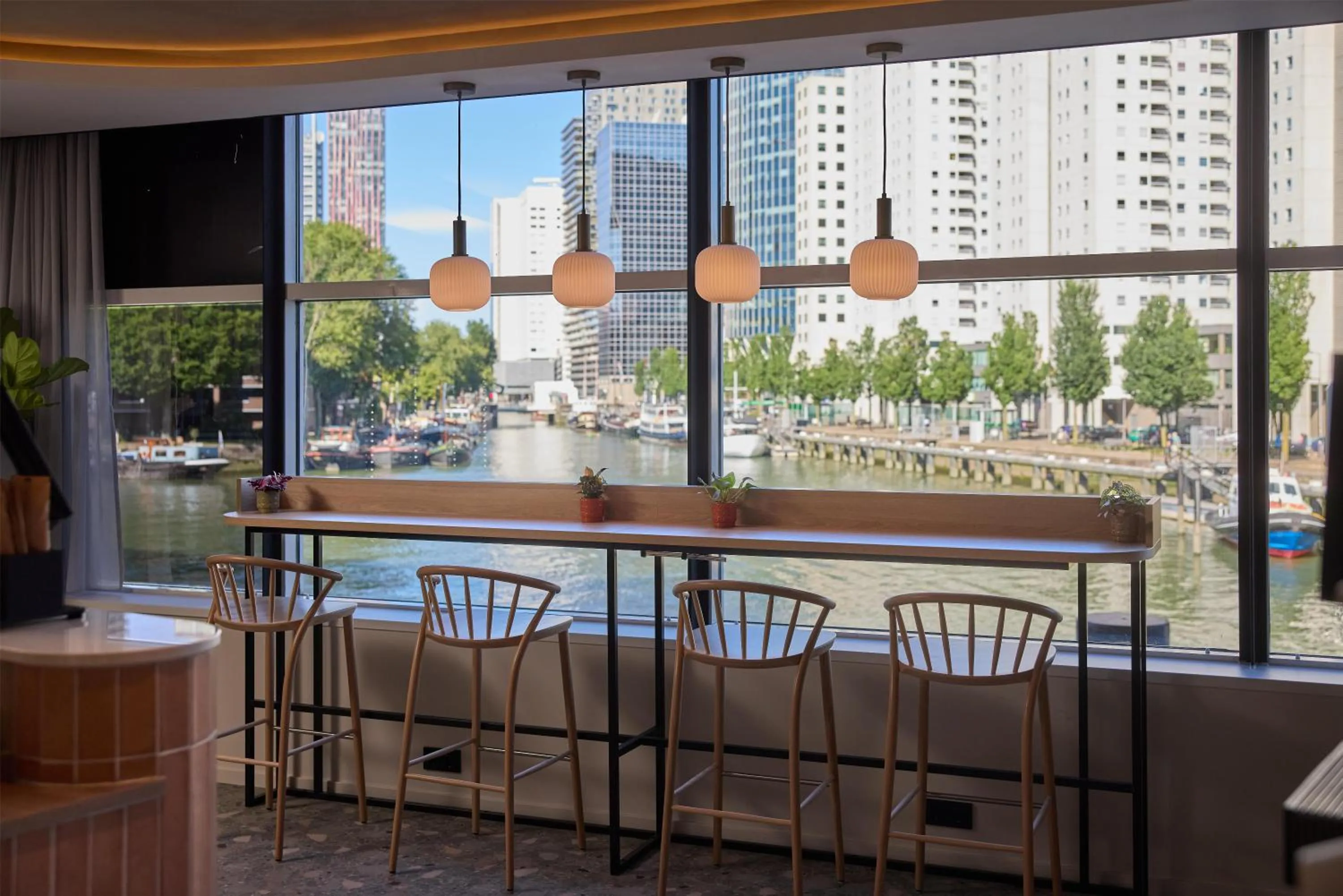 Restaurant/places to eat in Haven Hotel Rotterdam, Curio Collection by Hilton