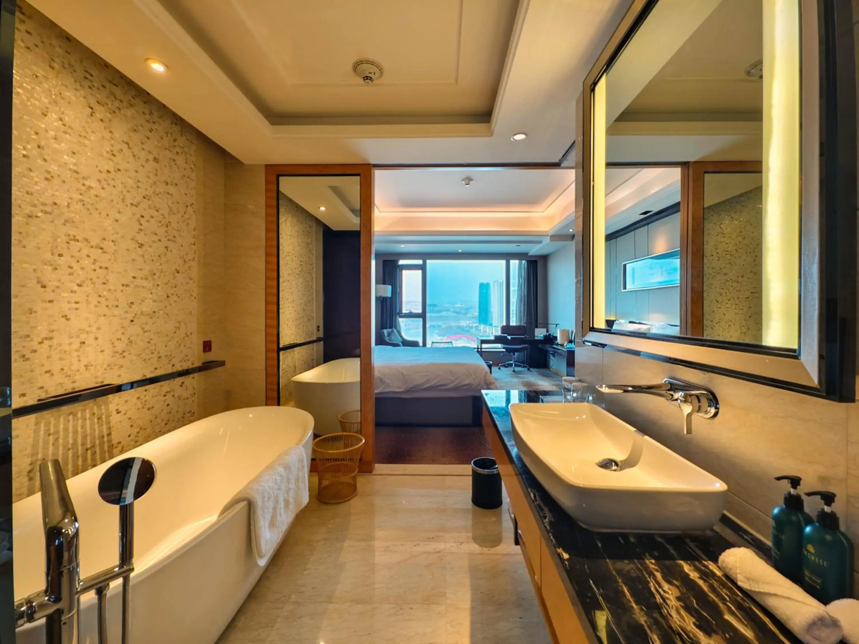Standard King Room with River View in Crowne Plaza Hotel Lanzhou by IHG Standard King Room with River View in Crowne Plaza Hotel Lanzhou by IHG