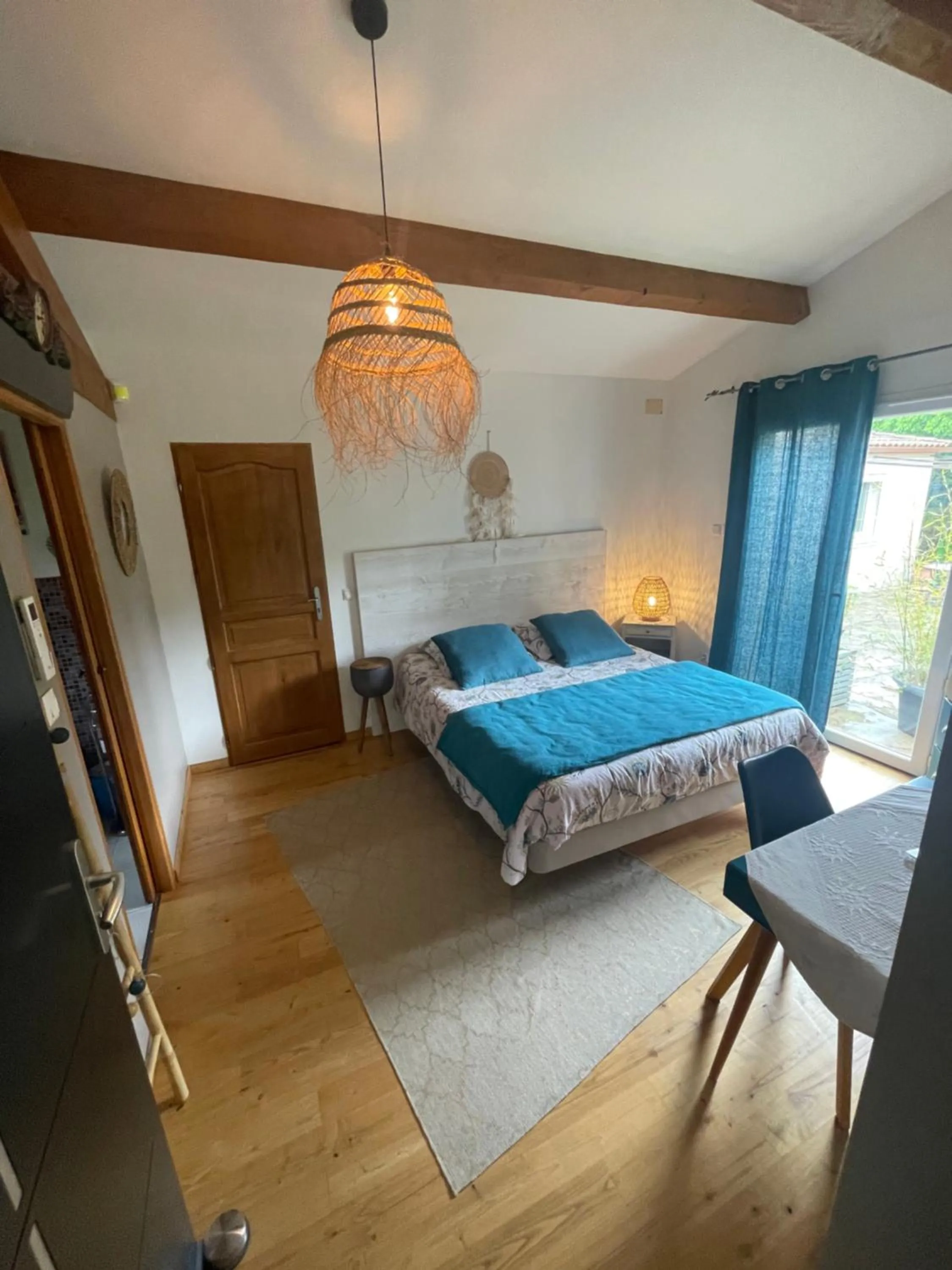 Photo of the whole room, Bed in La Chambre Haute et son jardin dans les hauteurs de Nîmes