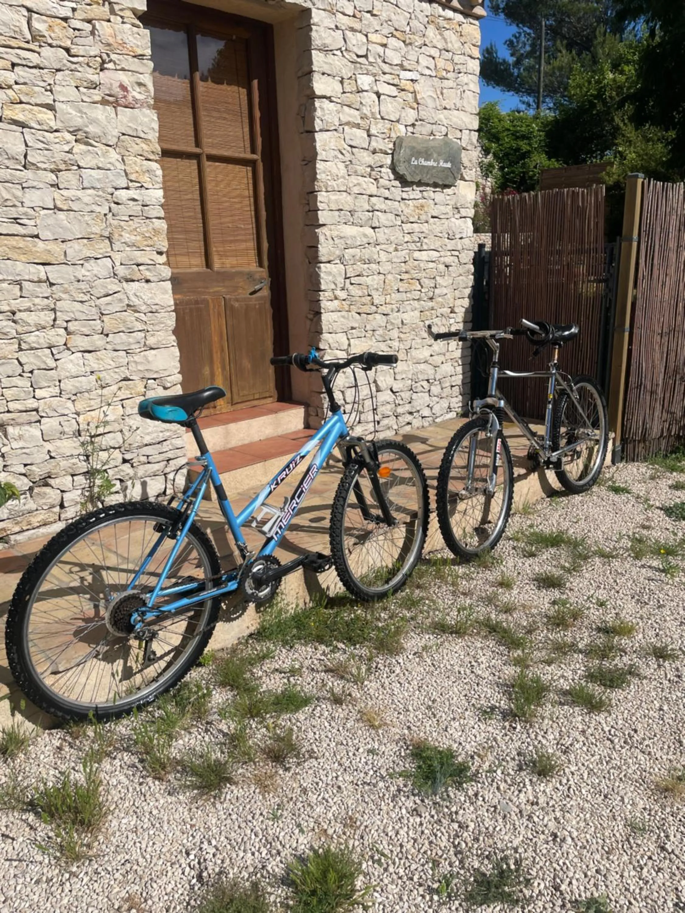 Cycling in La Chambre Haute et son jardin dans les hauteurs de Nîmes