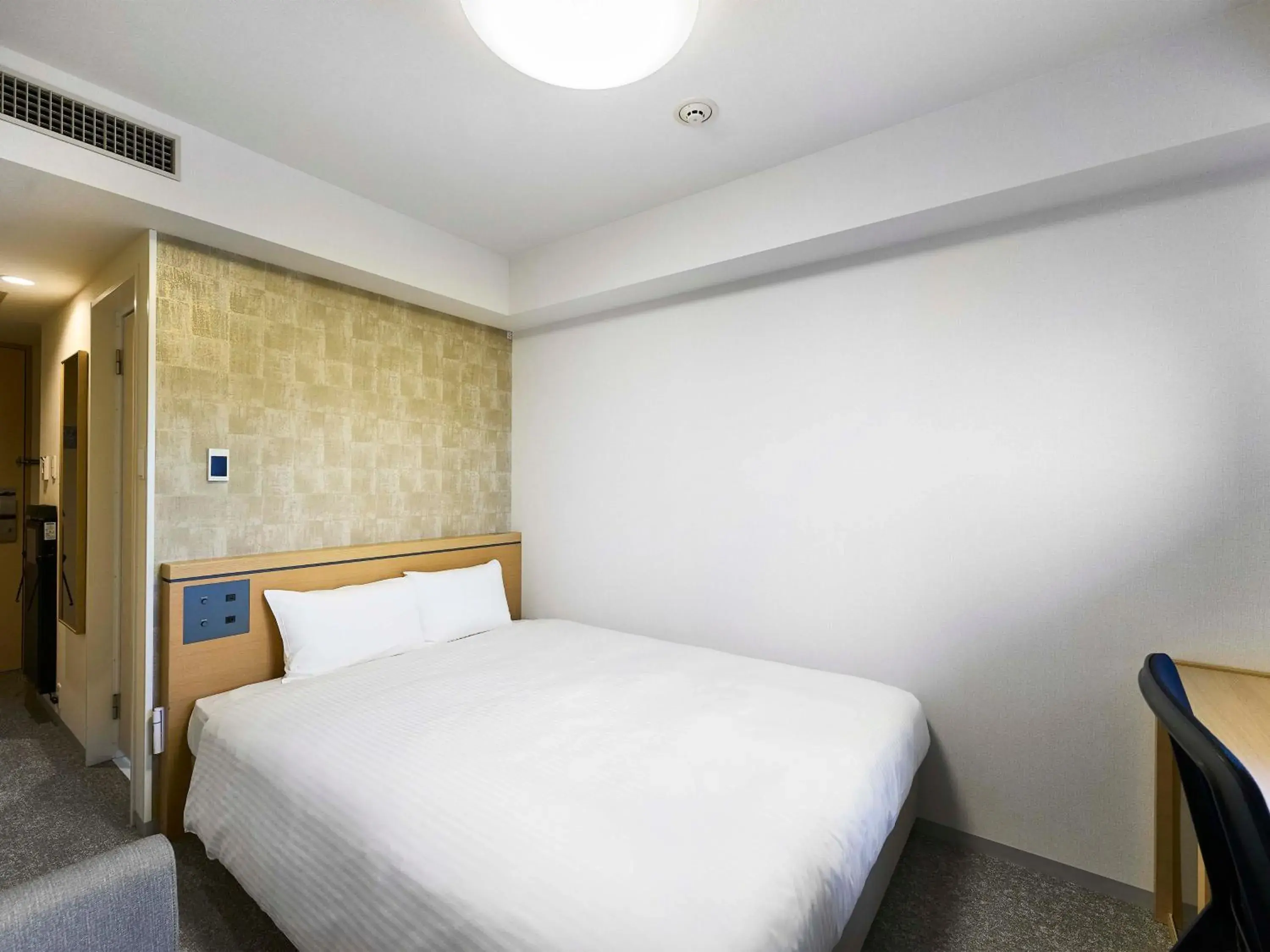 Bed in Daiwa Roynet Hotel Naha Kokusaidori Bed in Daiwa Roynet Hotel Naha Kokusaidori