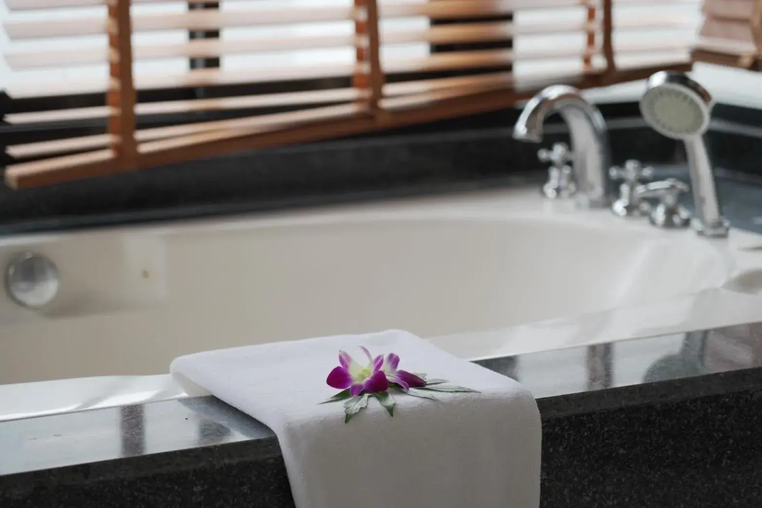 Bath in Seaview Resort Khao Lak - SHA Plus Bath in Seaview Resort Khao Lak - SHA Plus