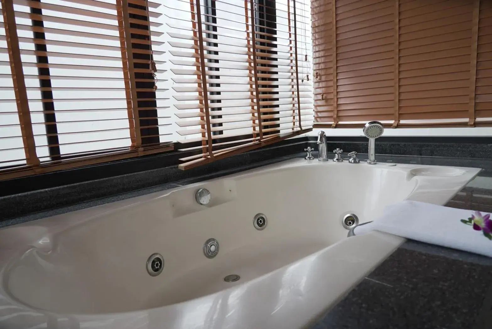 Bath in Seaview Resort Khao Lak - SHA Plus Bath in Seaview Resort Khao Lak - SHA Plus