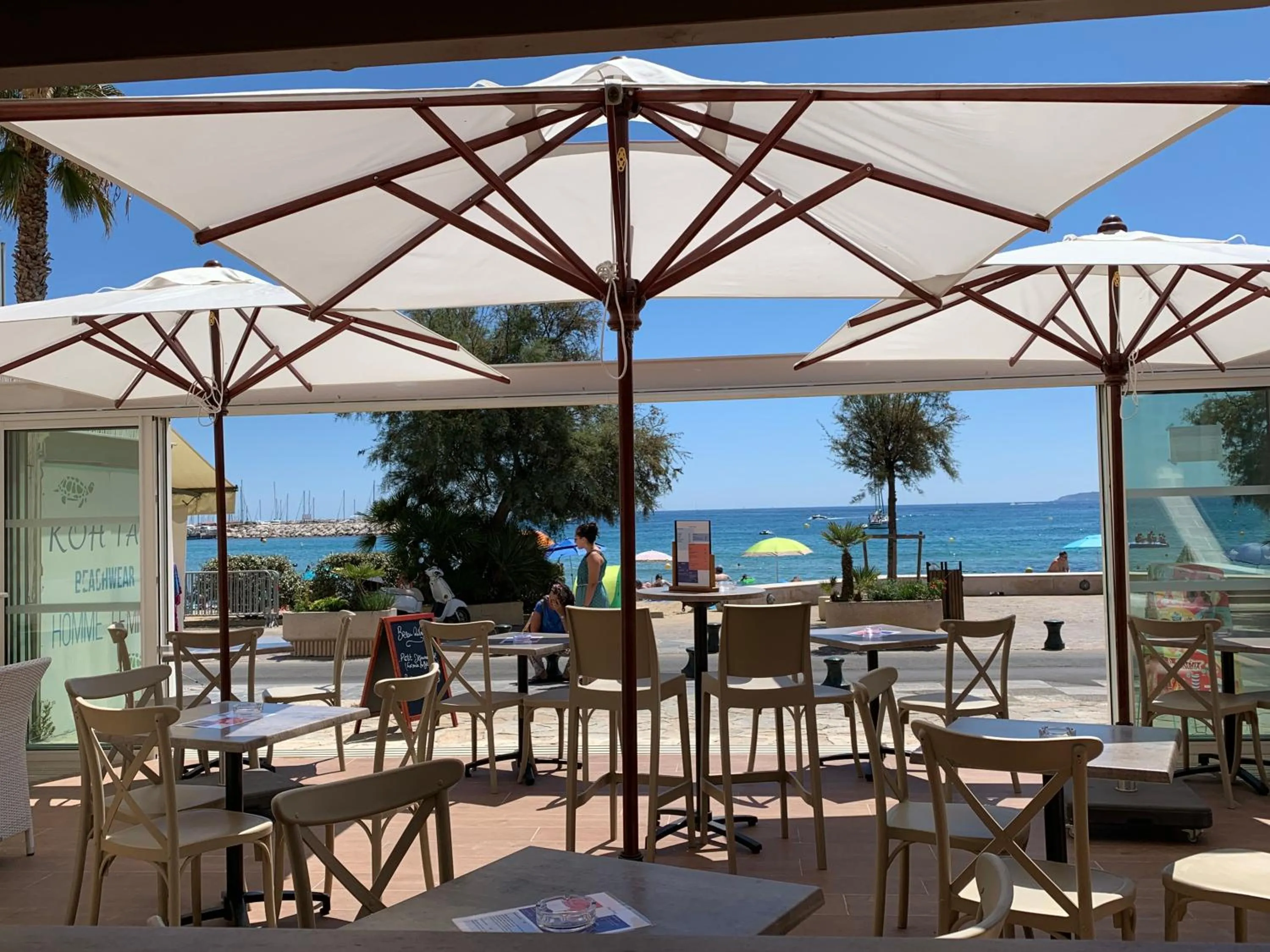 Patio in Hôtel Beau Rivage