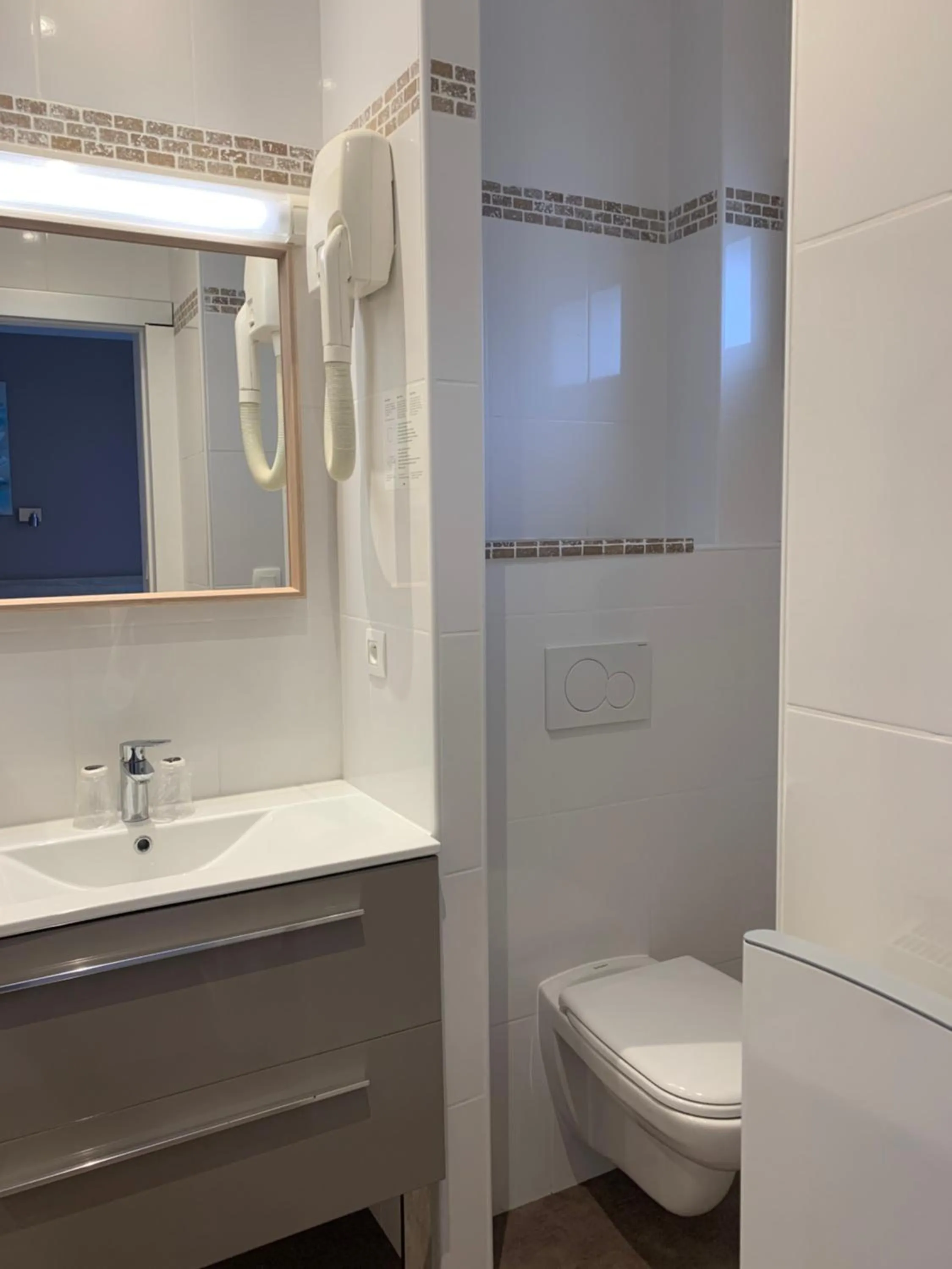 Toilet in Hôtel Beau Rivage