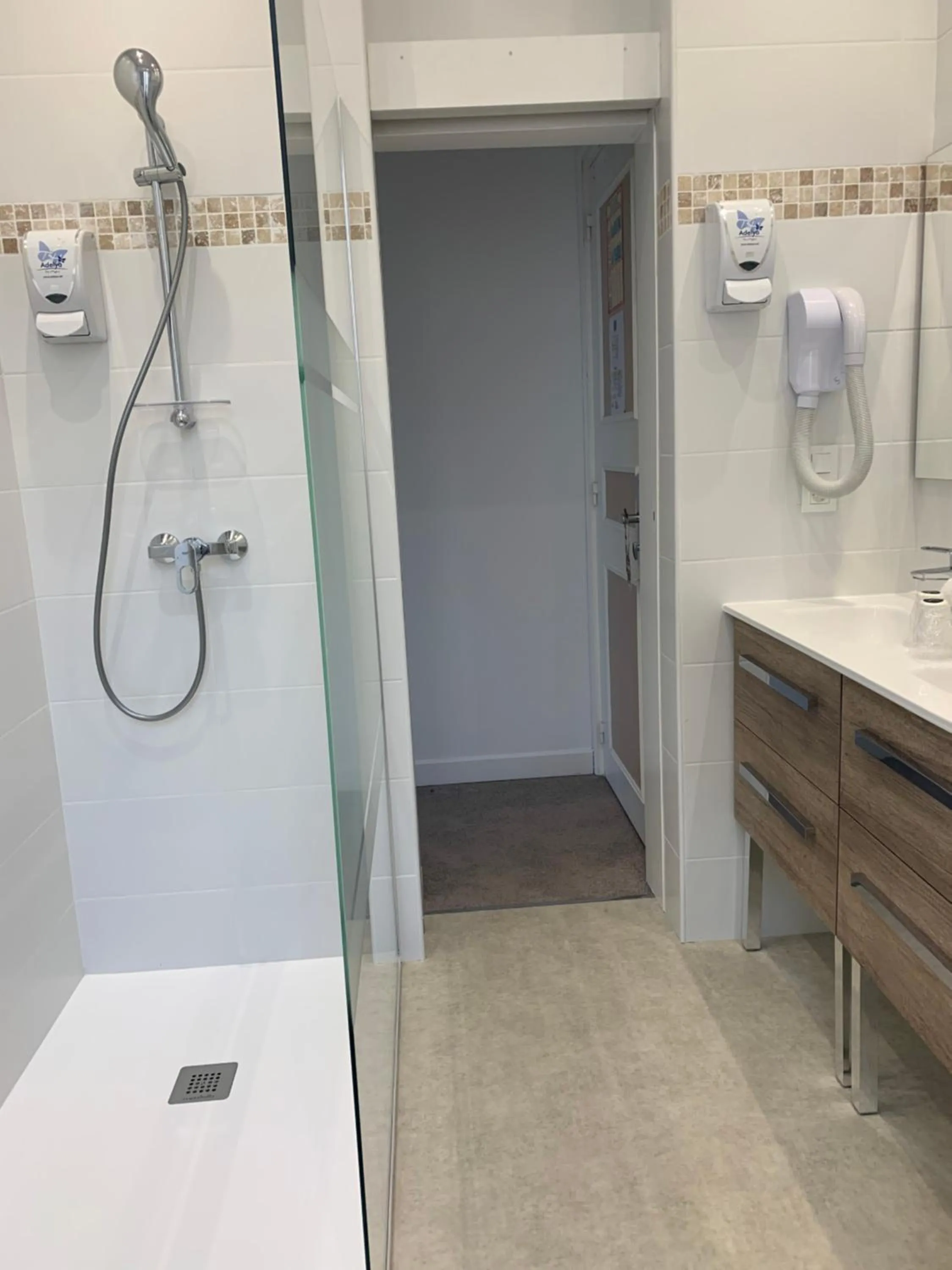 Shower in Hôtel Beau Rivage