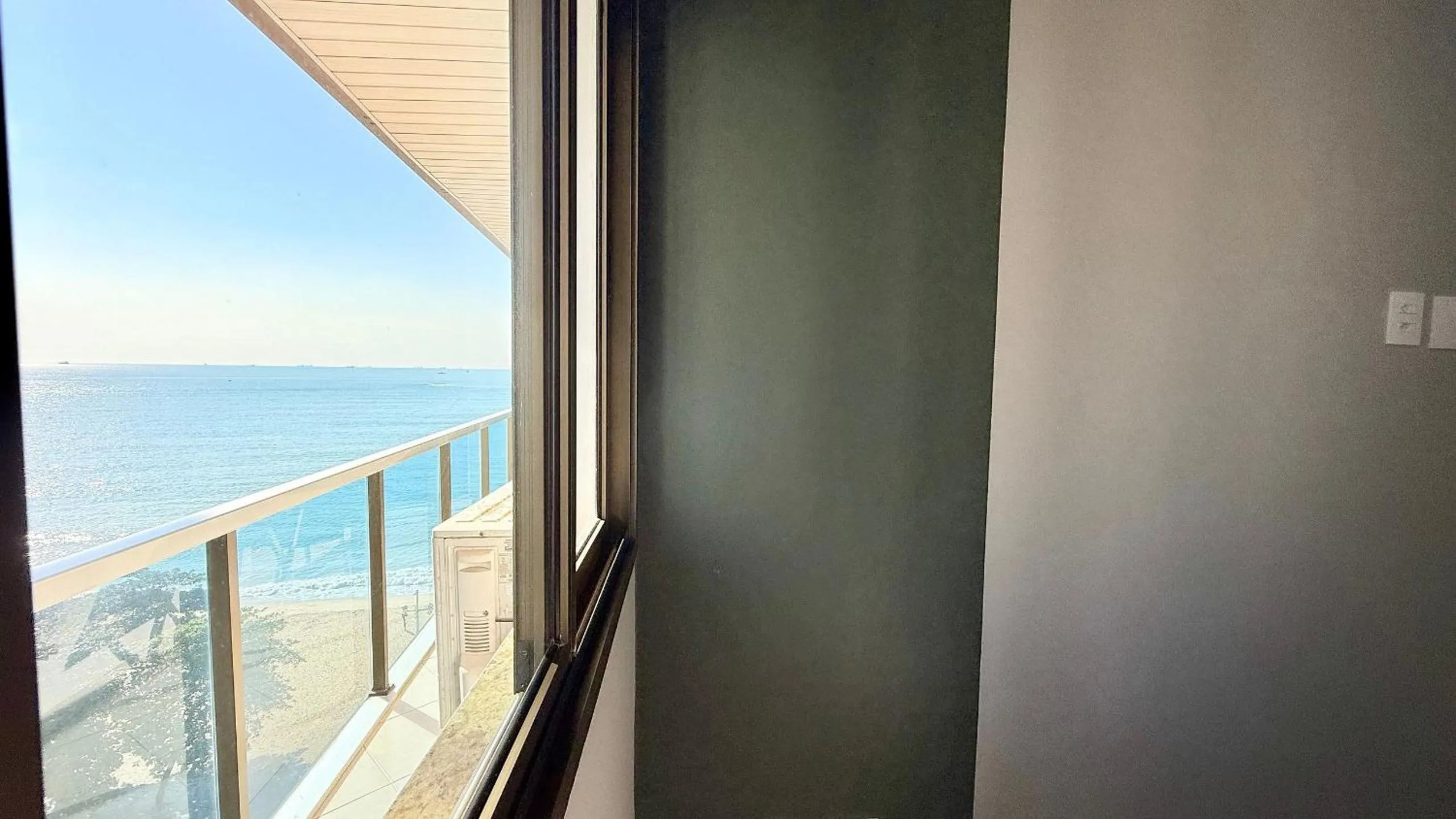 Photo of the whole room in Diamond Beach